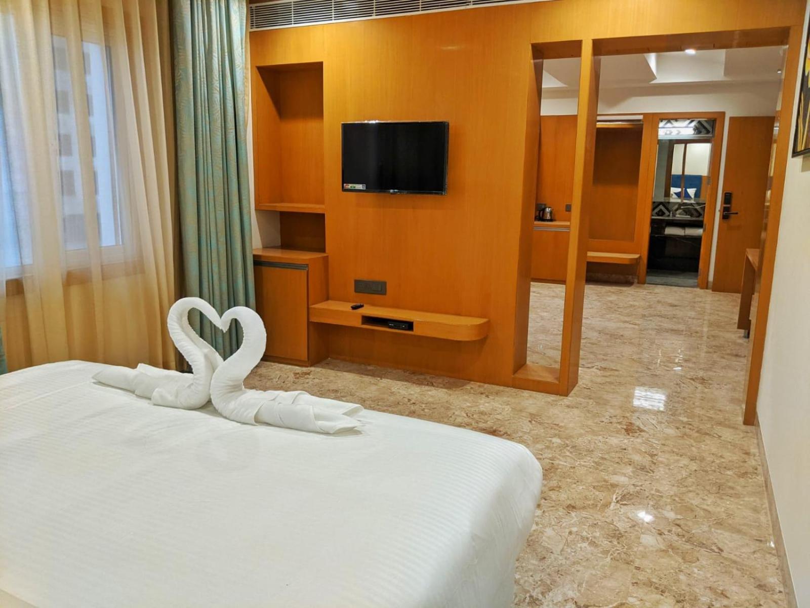 Executive King Suite - Non-Smoking - Photo 4