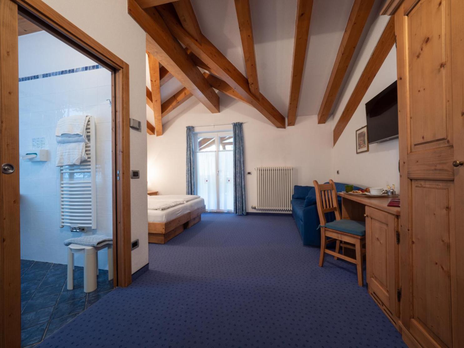 Quadruple Room with Balcony - Photo 4