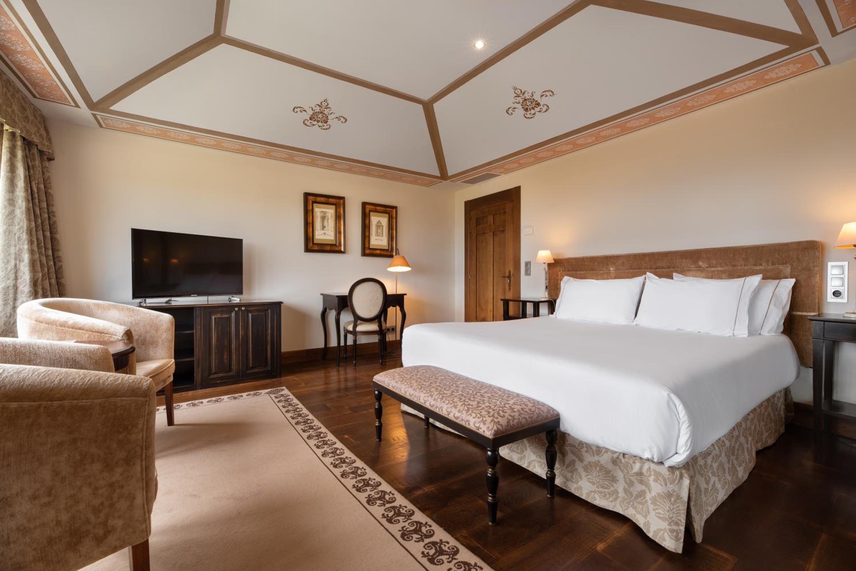 Deluxe Double Room - Photo 11