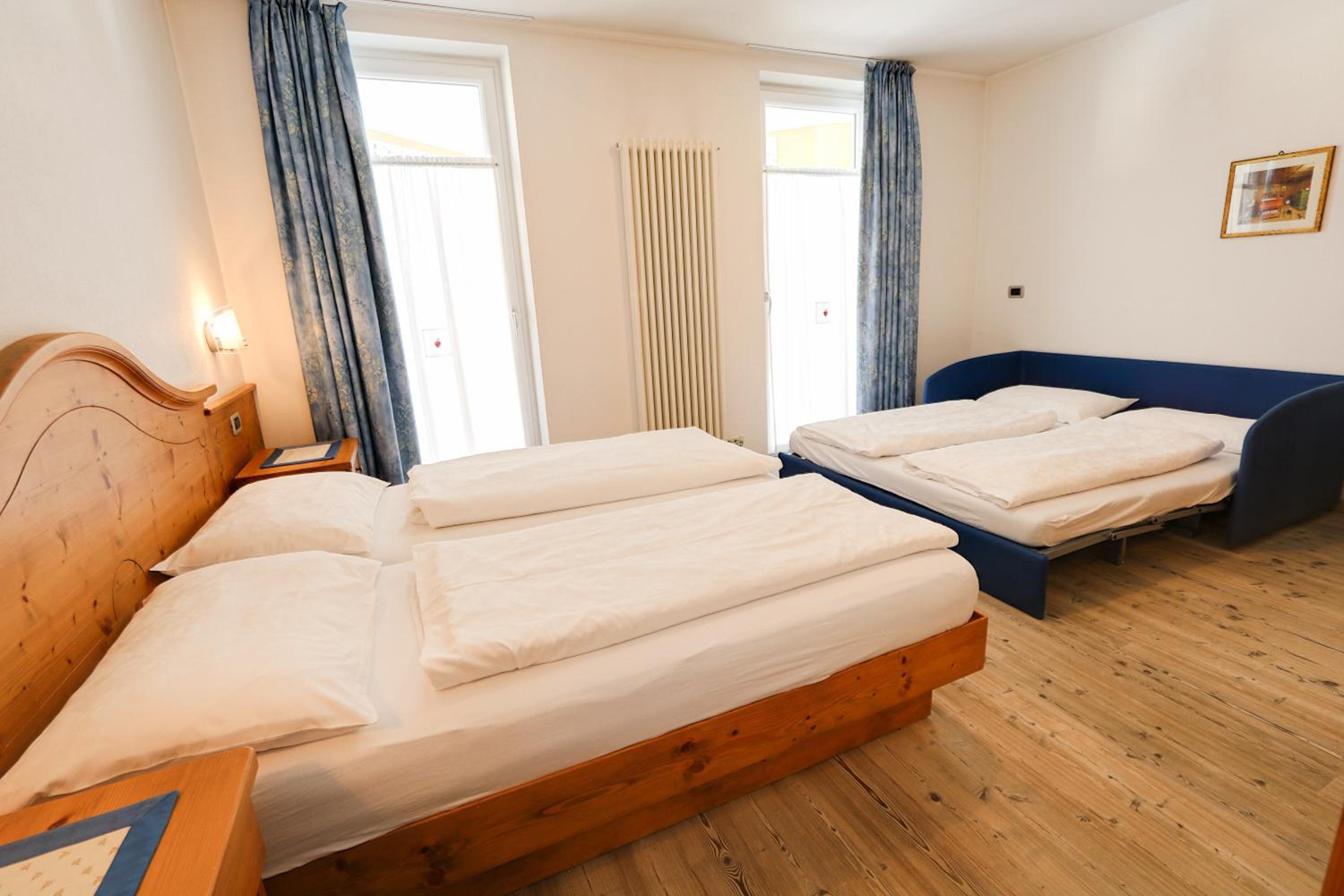 Quadruple Room with Balcony - Photo 5