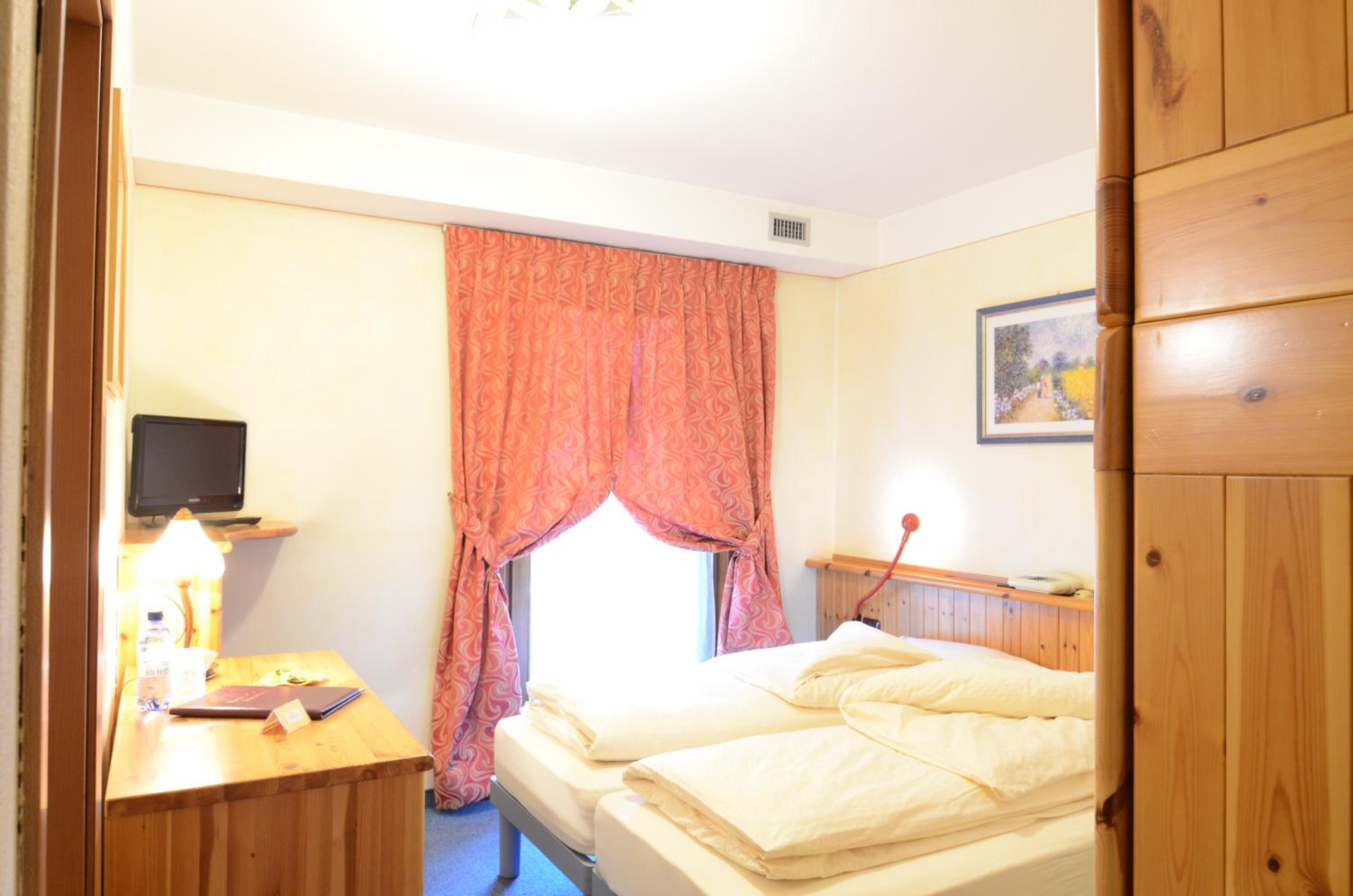 Double or Twin Room - Photo 4