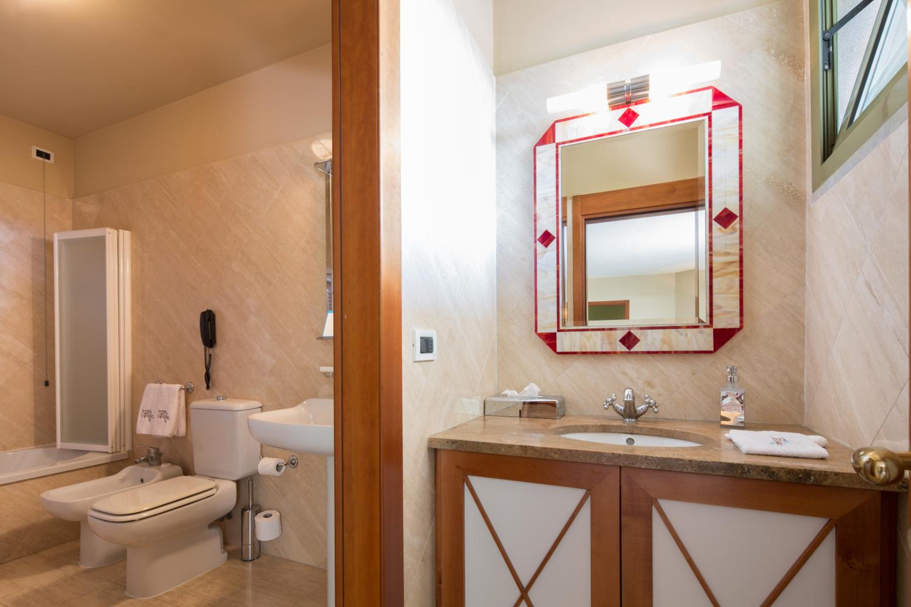 Suite with Terrace - Photo 11