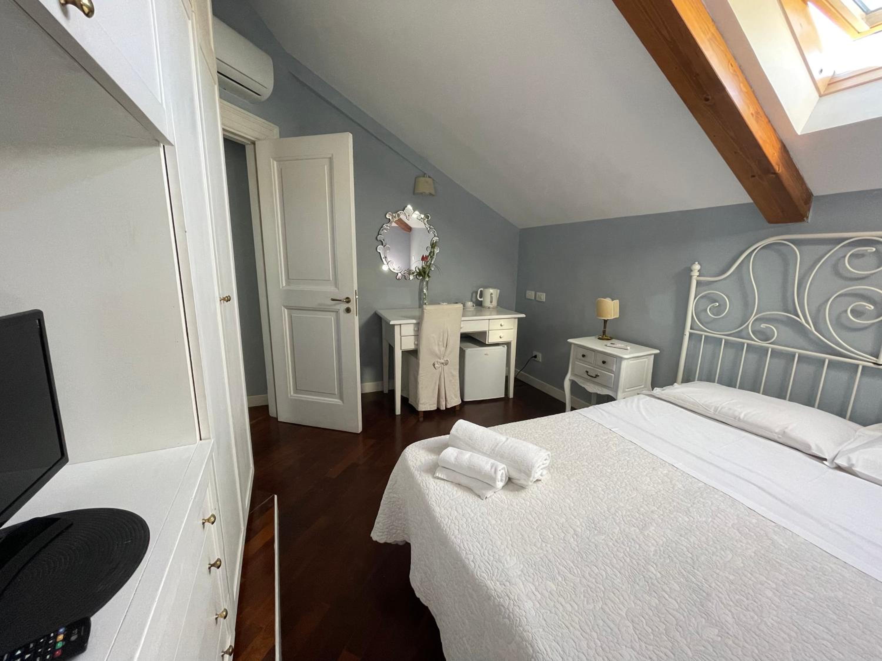 Standard Double Room - Photo 33