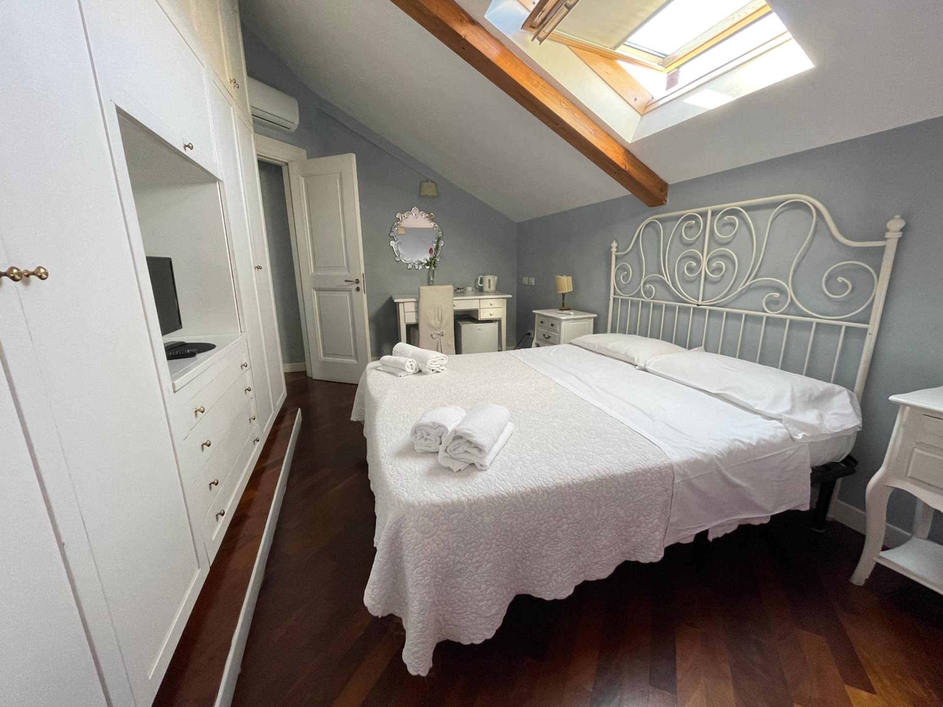 Standard Double Room - Photo 5