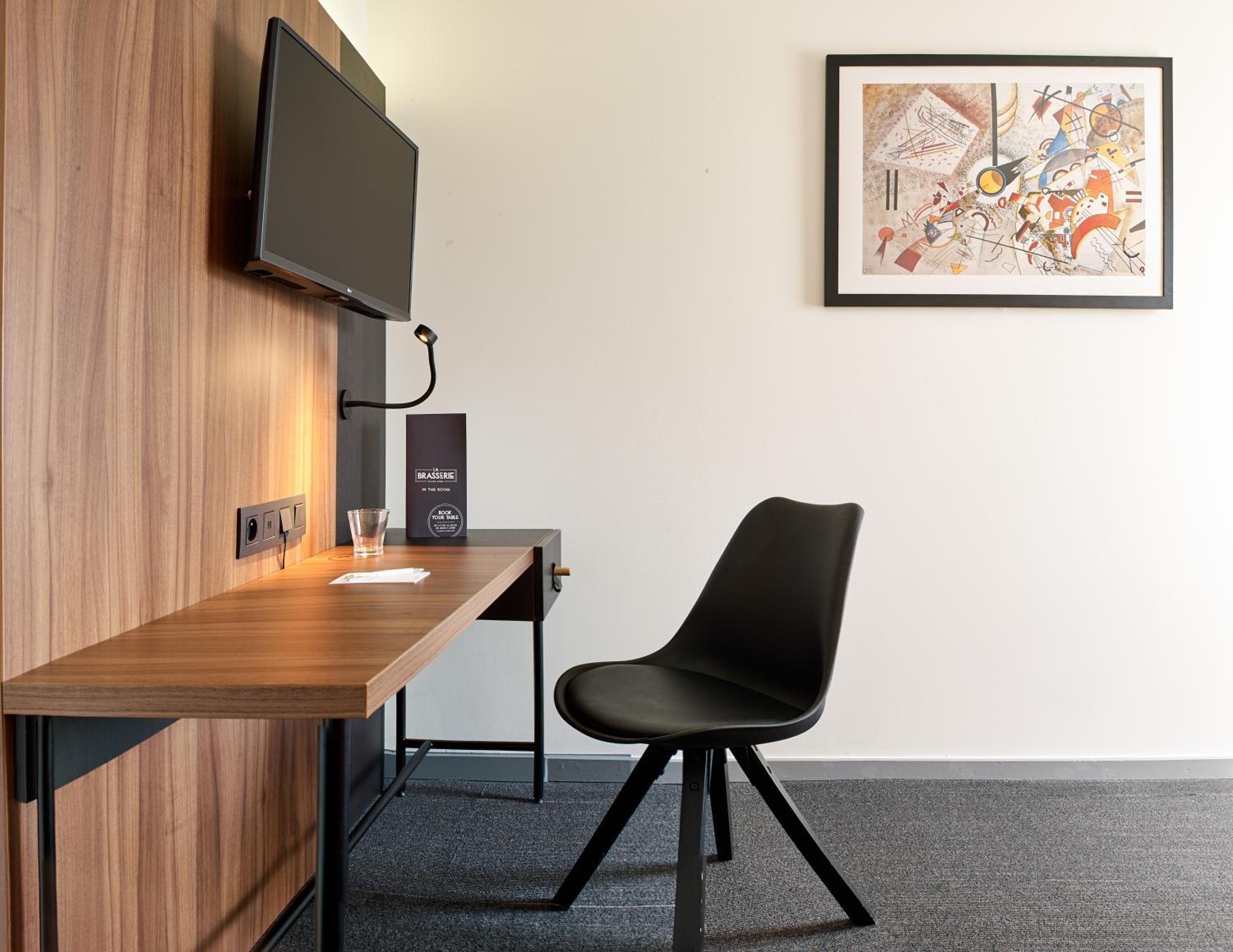 Executive King Room - Non-Smoking - Photo 7