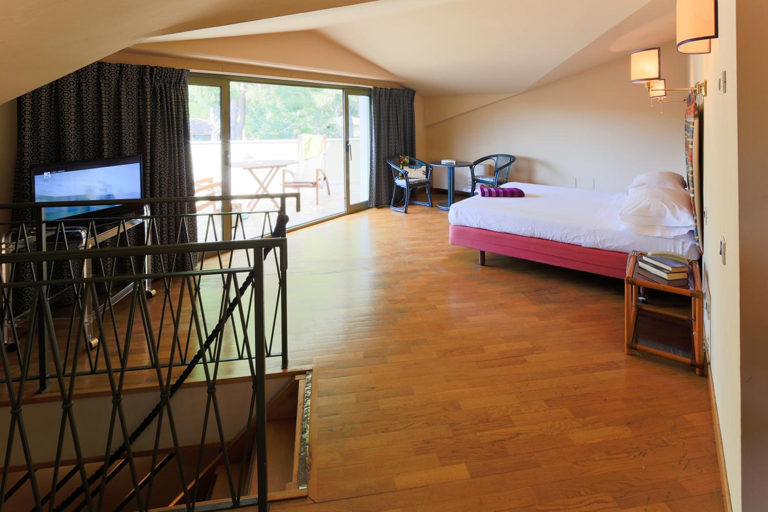 Double or Twin Room with Terrace - Photo 8