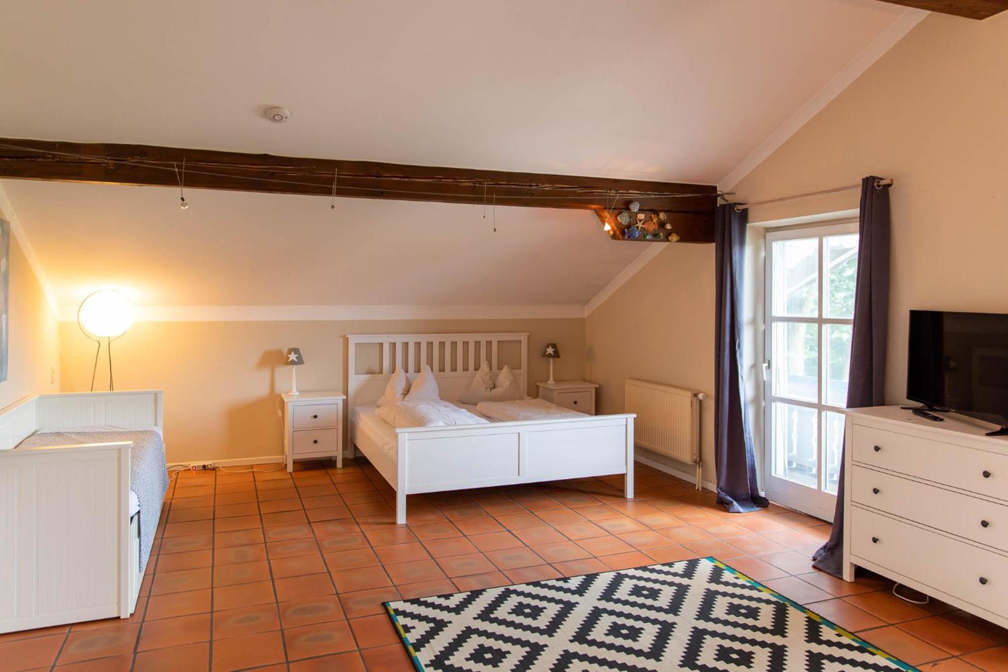 Quadruple Room with Balcony - Photo 1