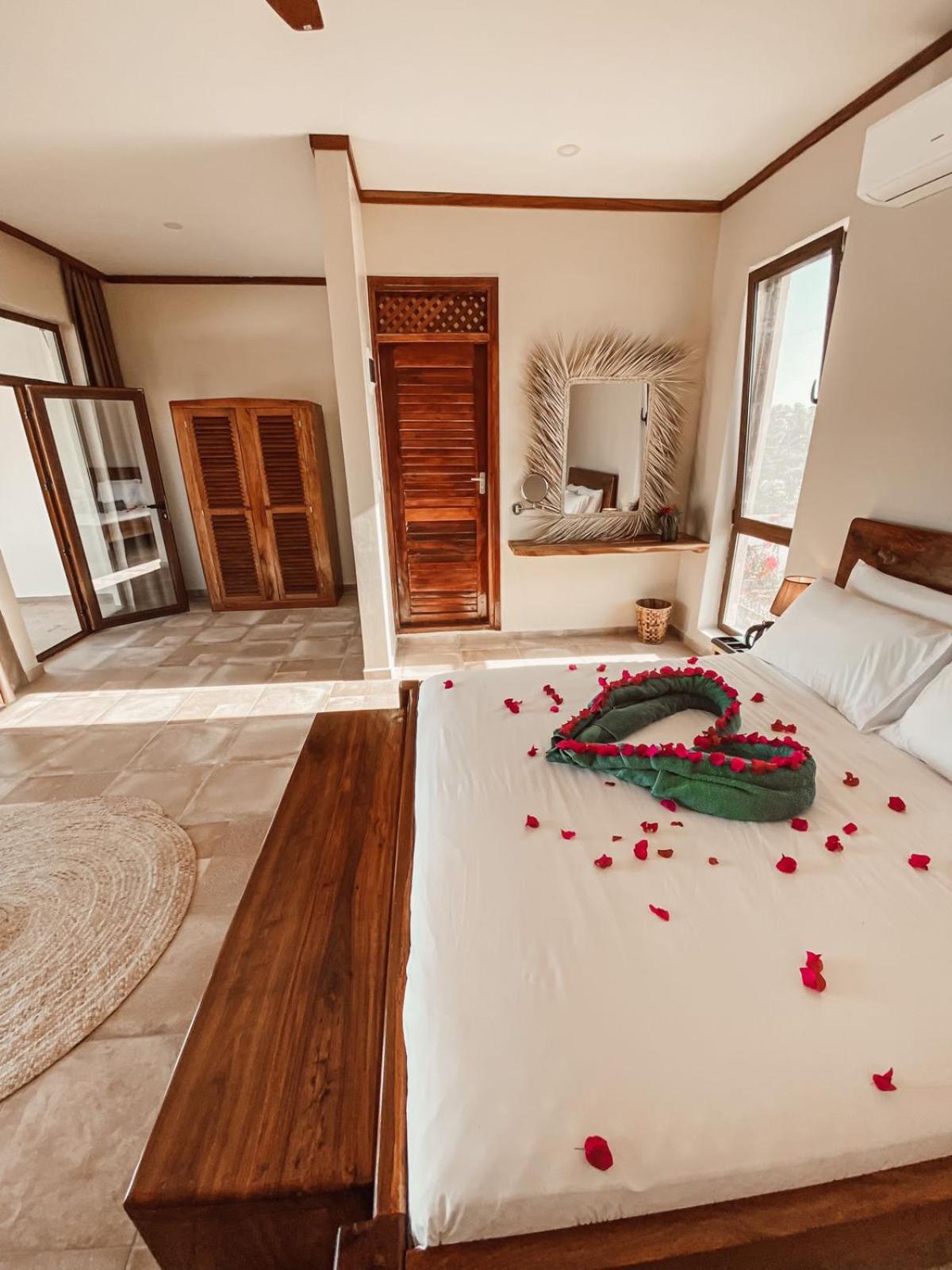 Suite with Balcony and Partial Sea View - Photo 8