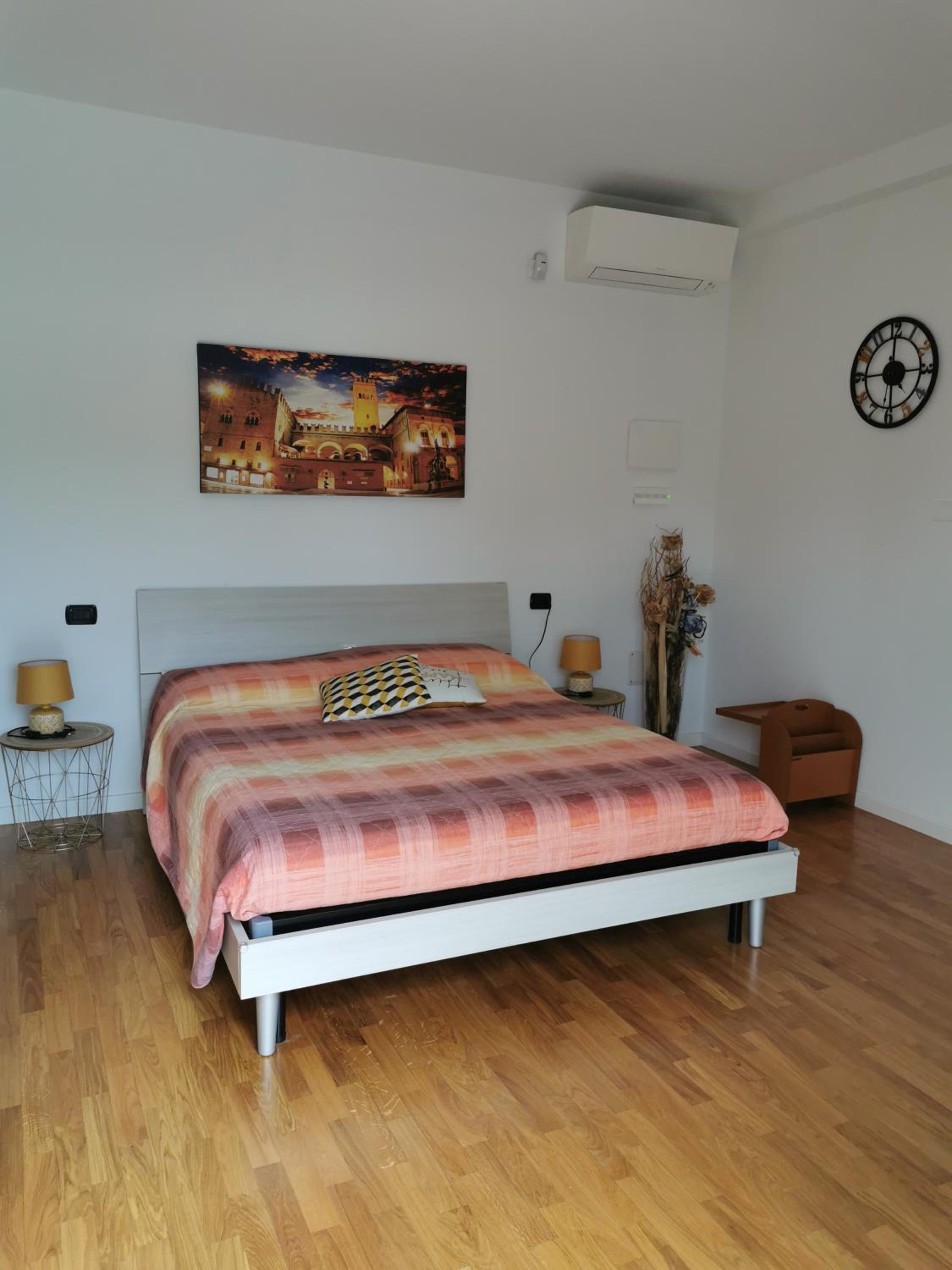 One-Bedroom Apartment - Photo 2