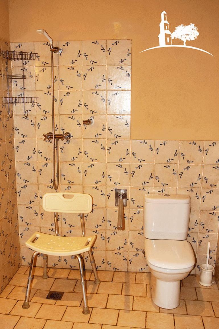 Twin Room - Disability Access - Photo 4
