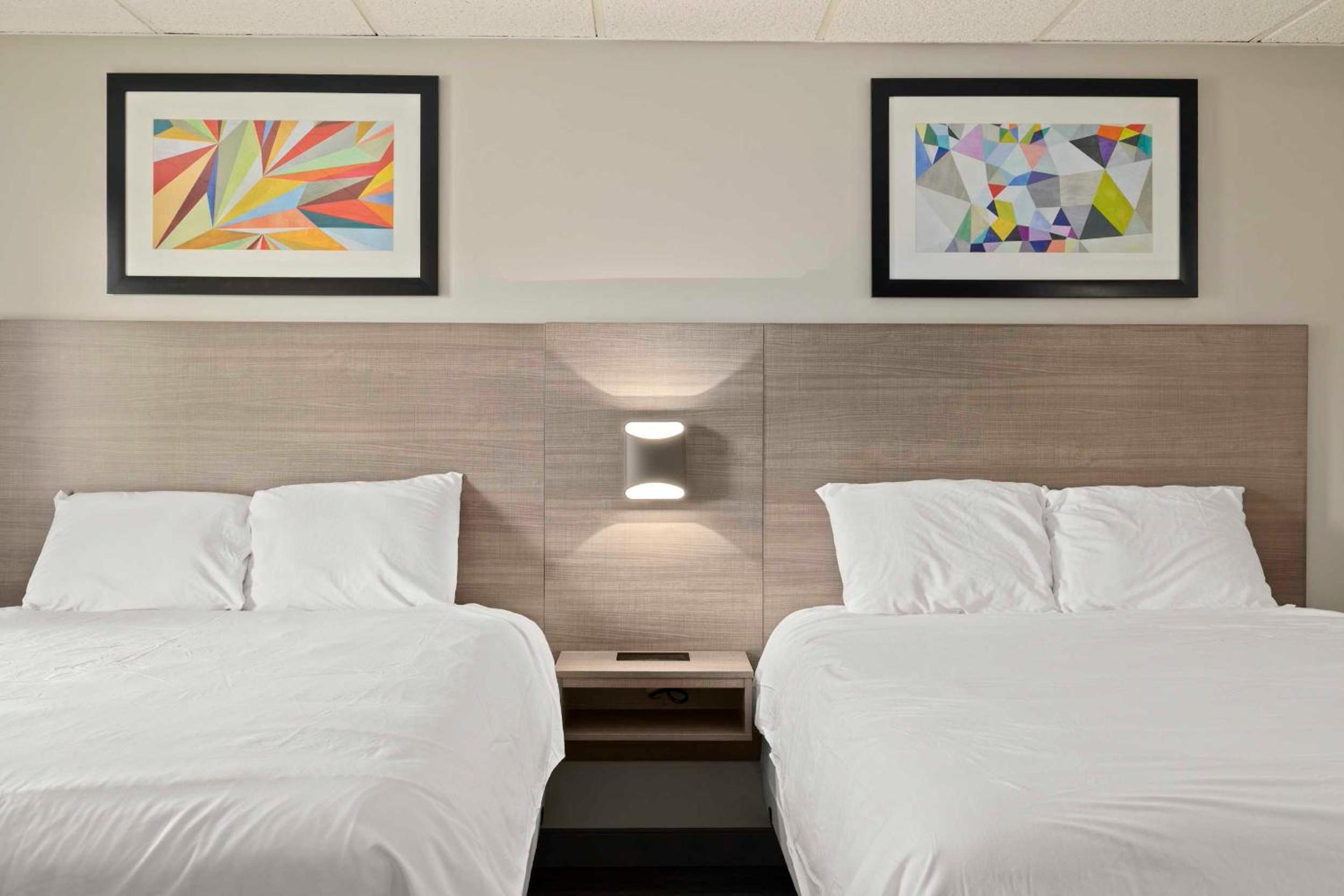 Standard Queen Room with Two Queen Beds photo 2