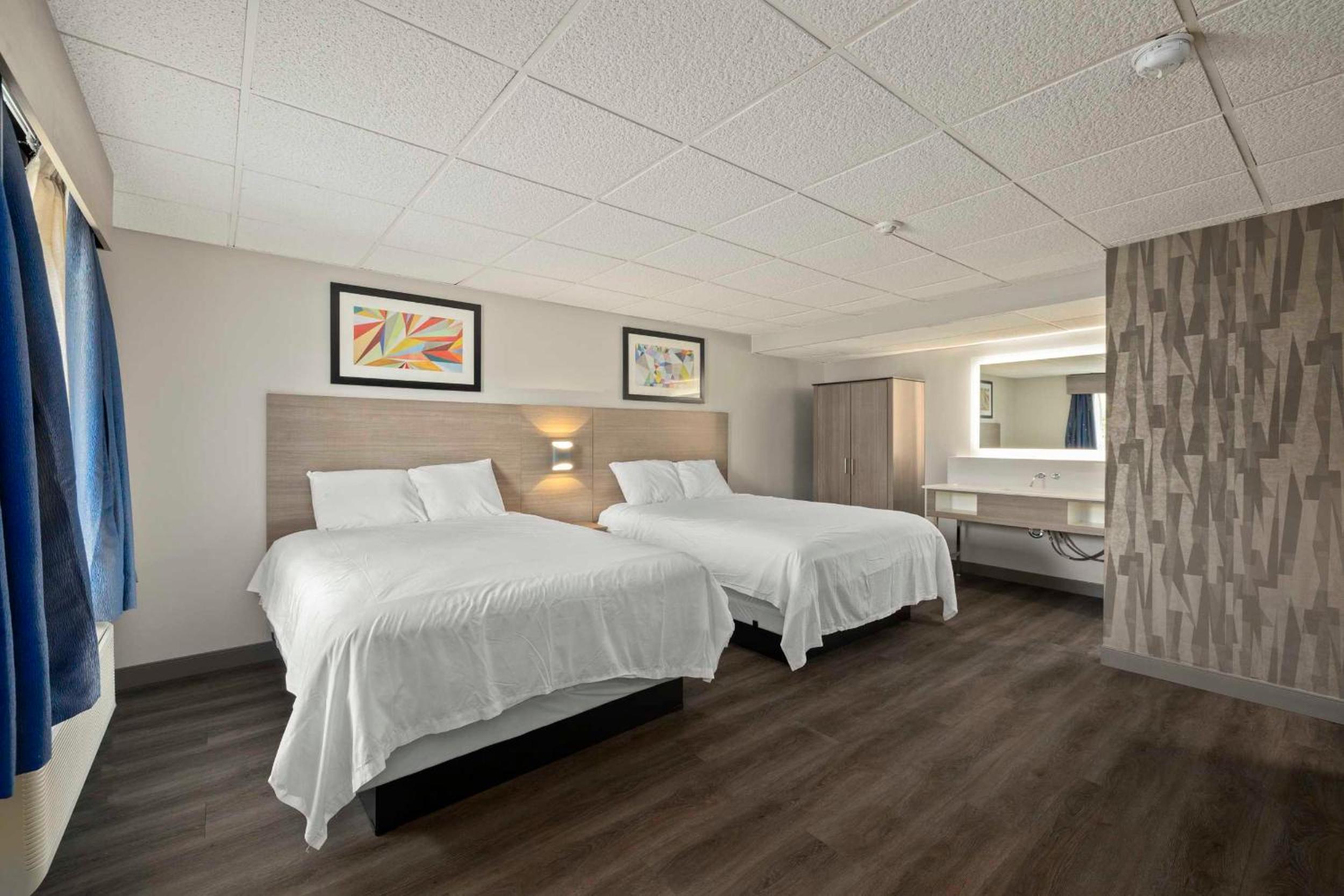 Standard Queen Room with Two Queen Beds photo 3