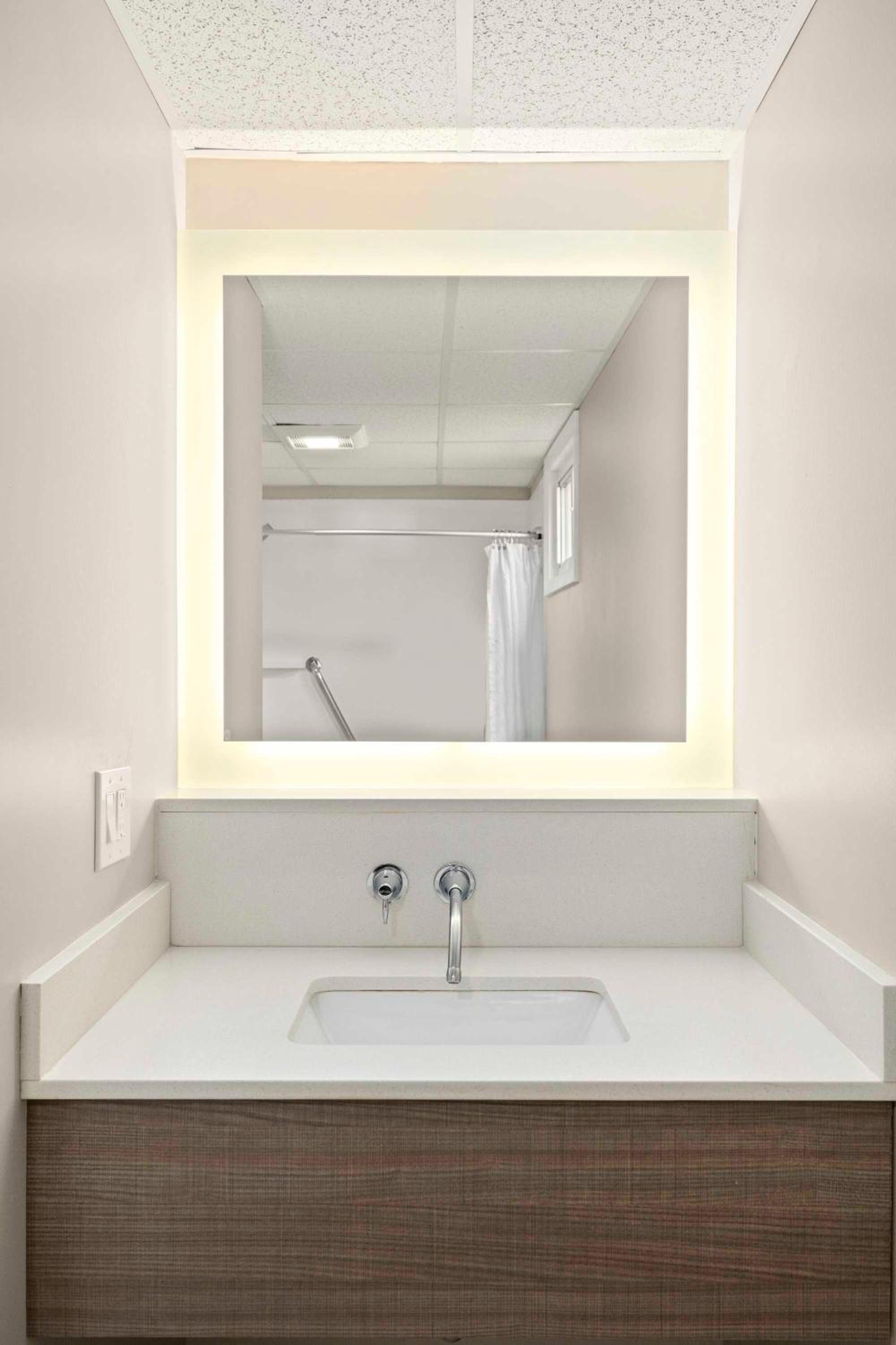 King Room - Disability Access photo 3