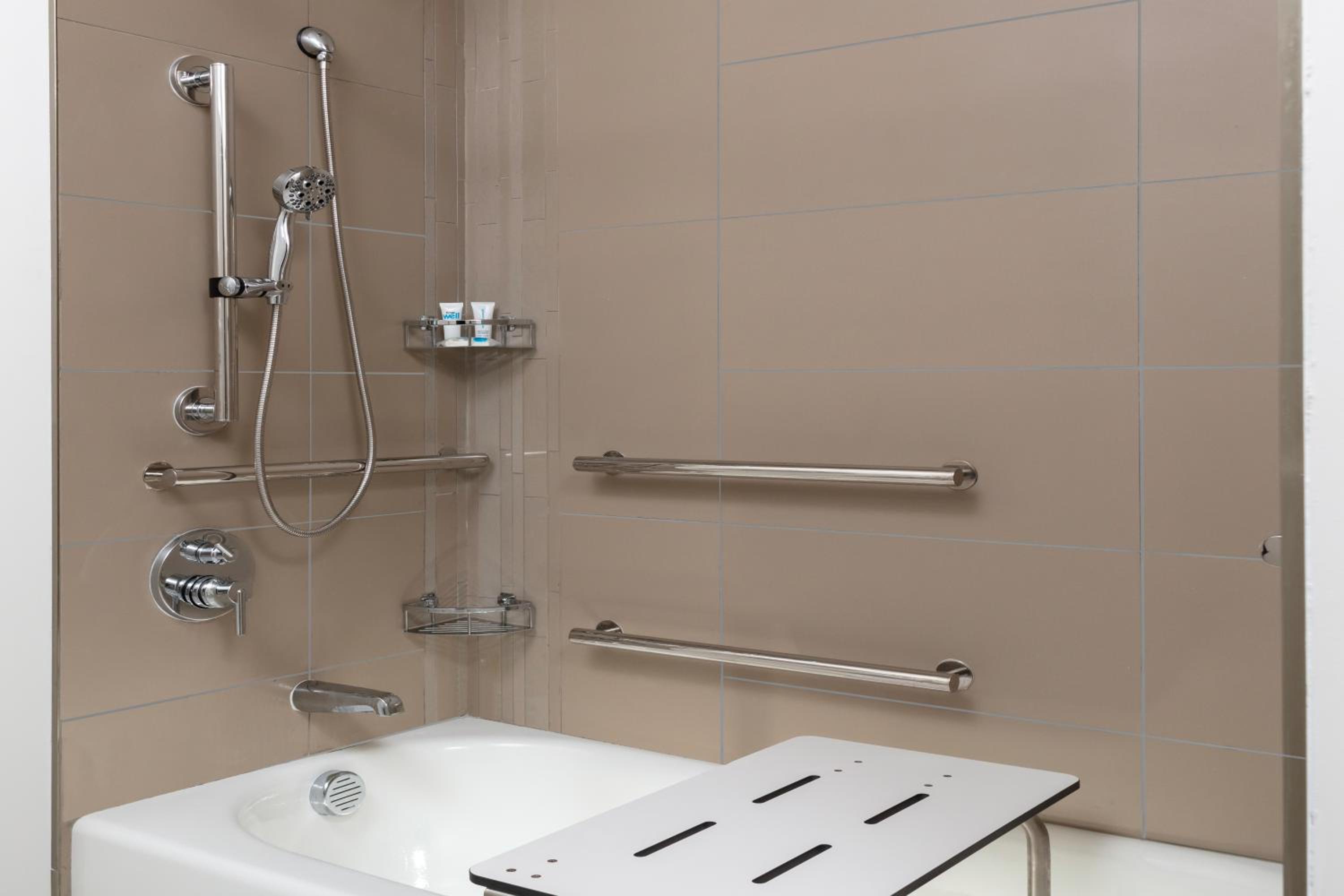 One-Bedroom King Suite with Bathtub - Mobility Access - Photo 4