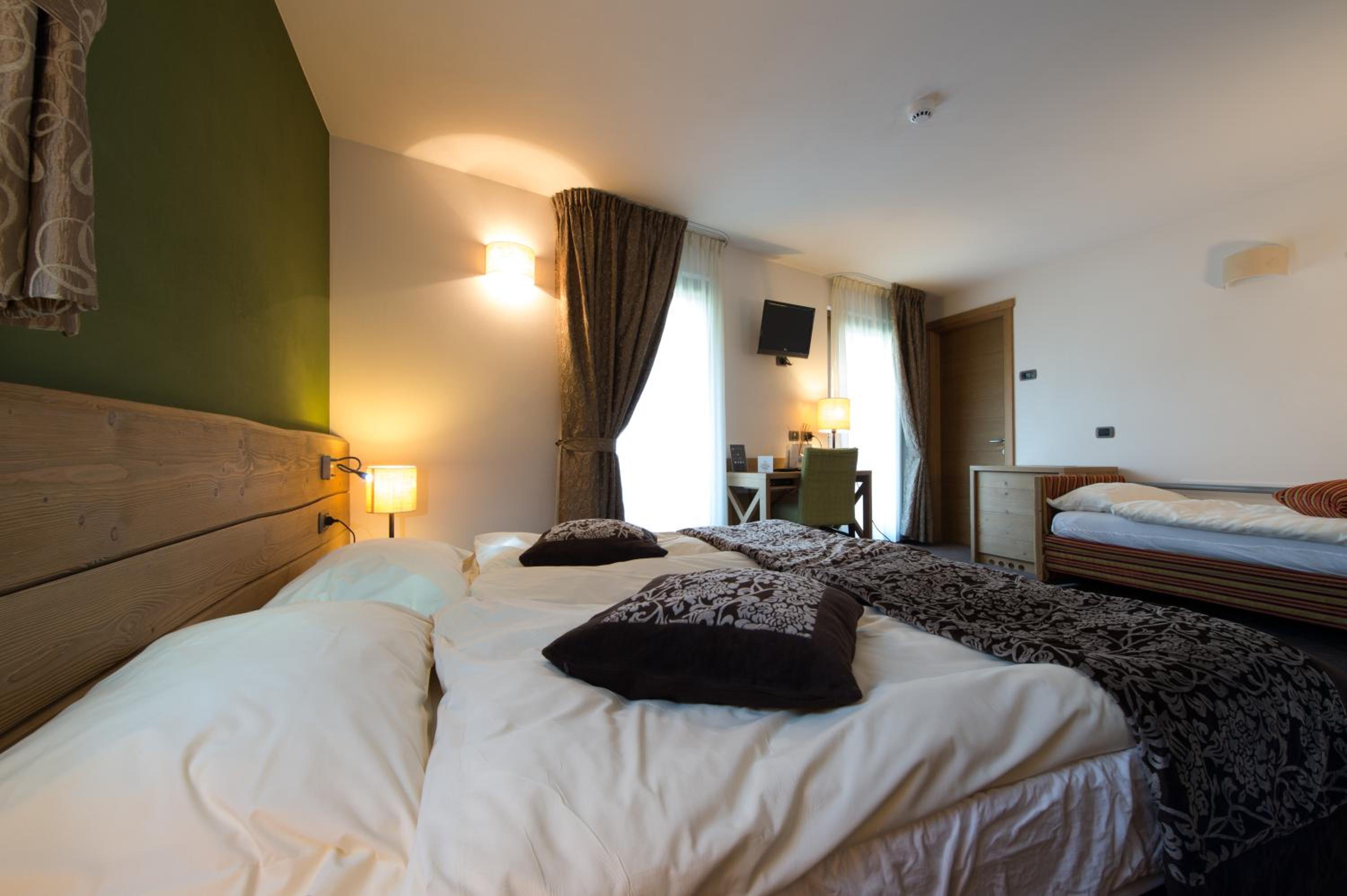 Superior Triple Room with Balcony - Photo 1