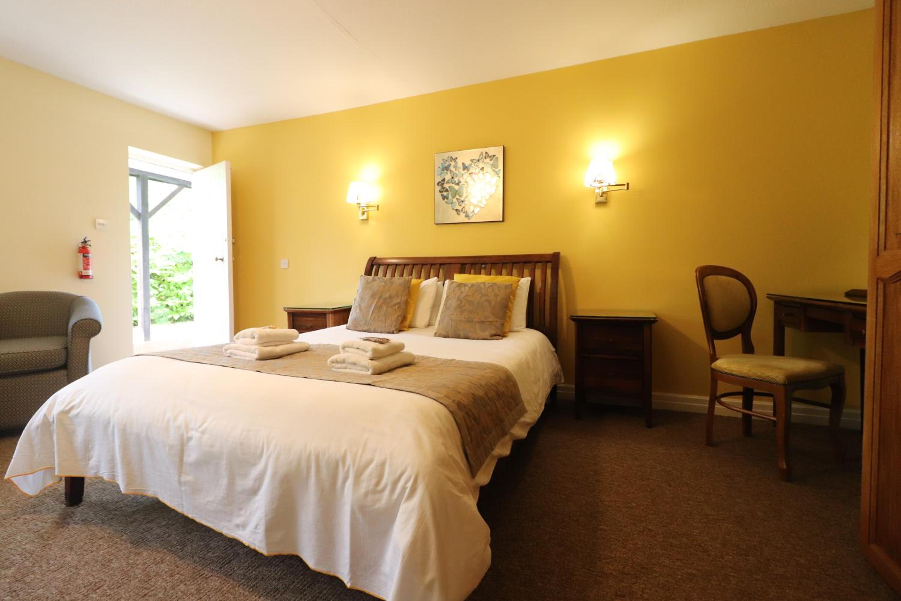 Deluxe King Room - Photo 4