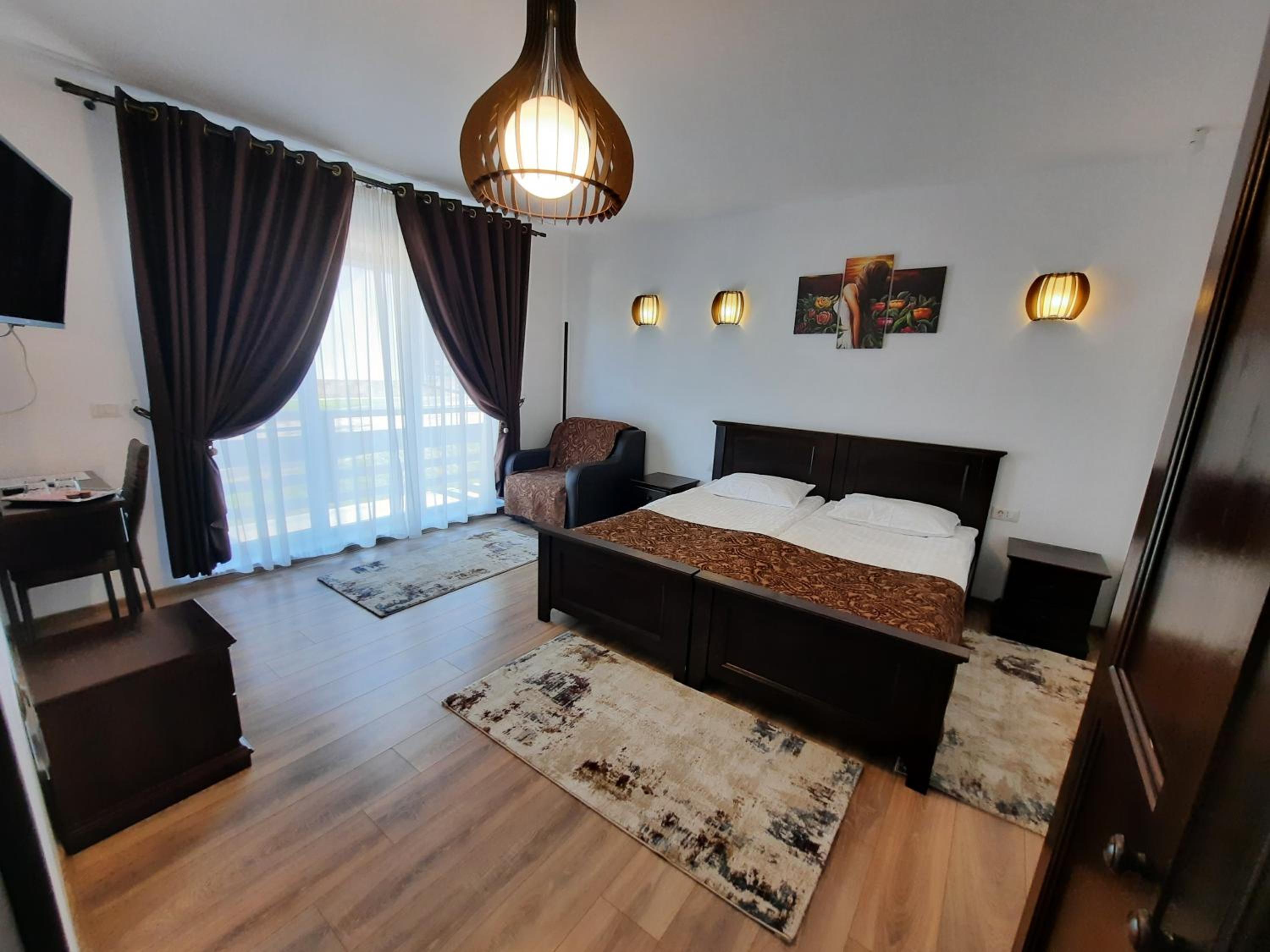 Deluxe Room (2 Adults + 1 Child) photo 1