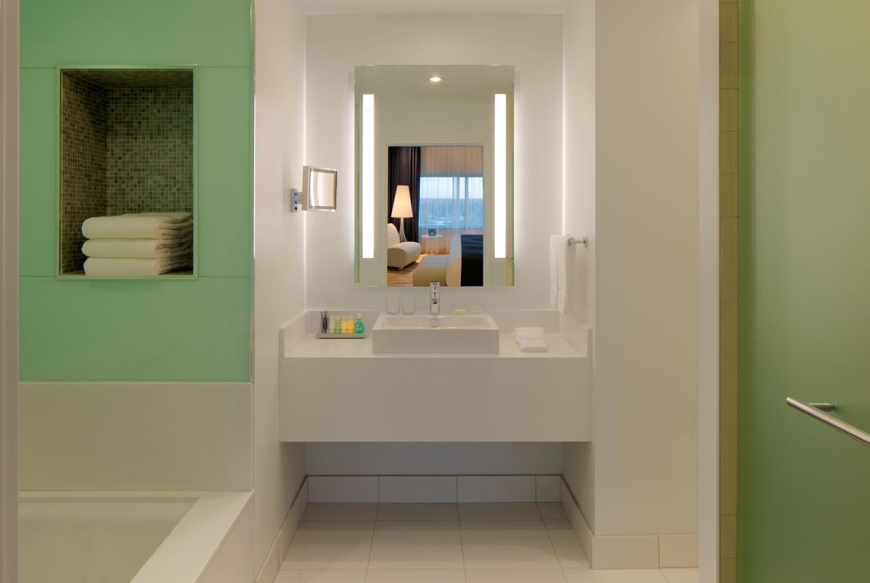 Queen Room with Two Queen Beds and City or Valley View - Non Smoking - Disability Access photo 3