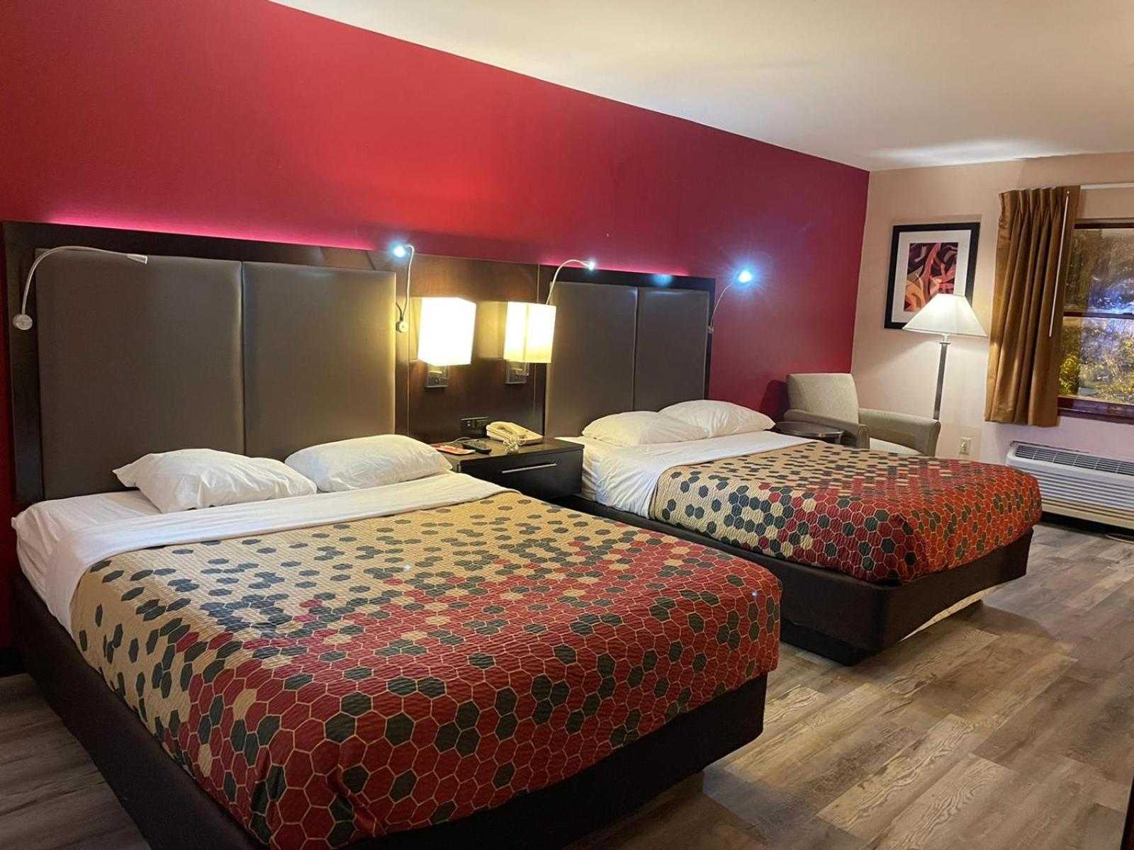 Queen Room With Two Queen Beds - Non-Smoking - Photo 3