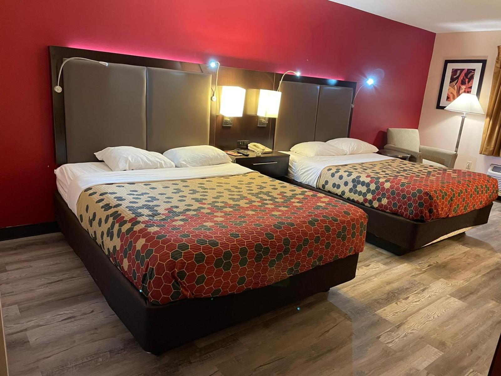 Queen Room With Two Queen Beds - Non-Smoking - Photo 1