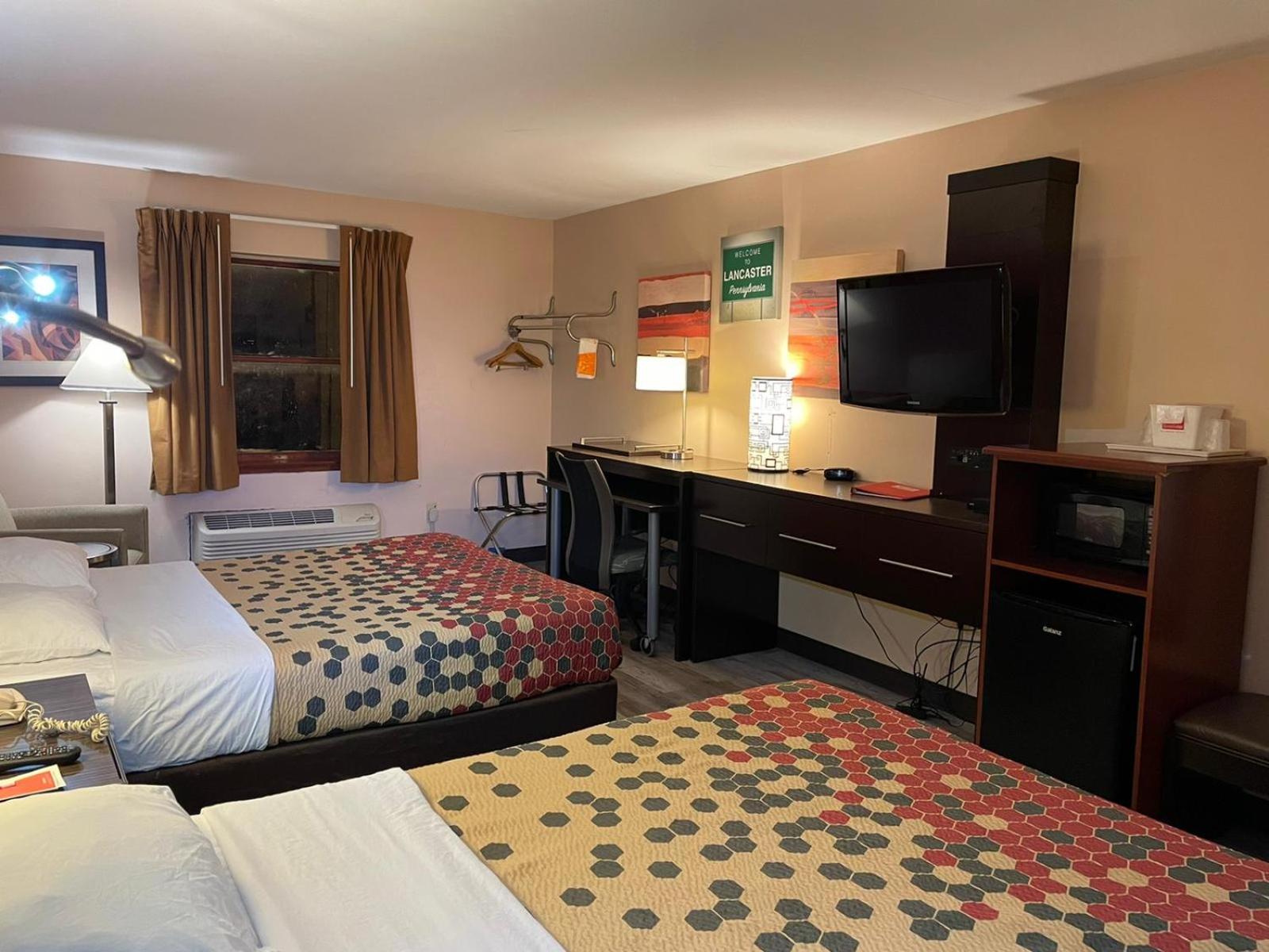 Queen Room With Two Queen Beds - Non-Smoking - Photo 4