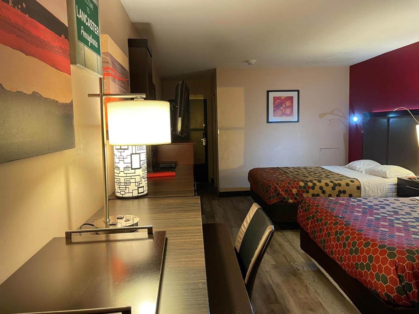 Queen Room With Two Queen Beds - Non-Smoking - Photo 6