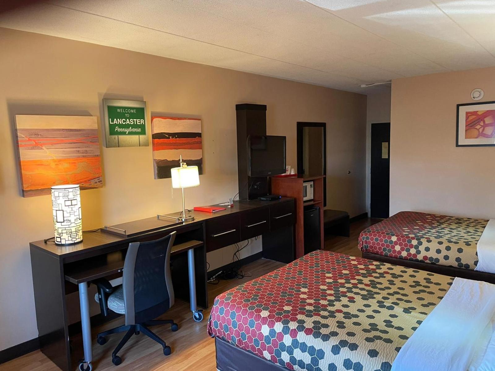 Queen Room With Two Queen Beds - Non-Smoking - Photo 7