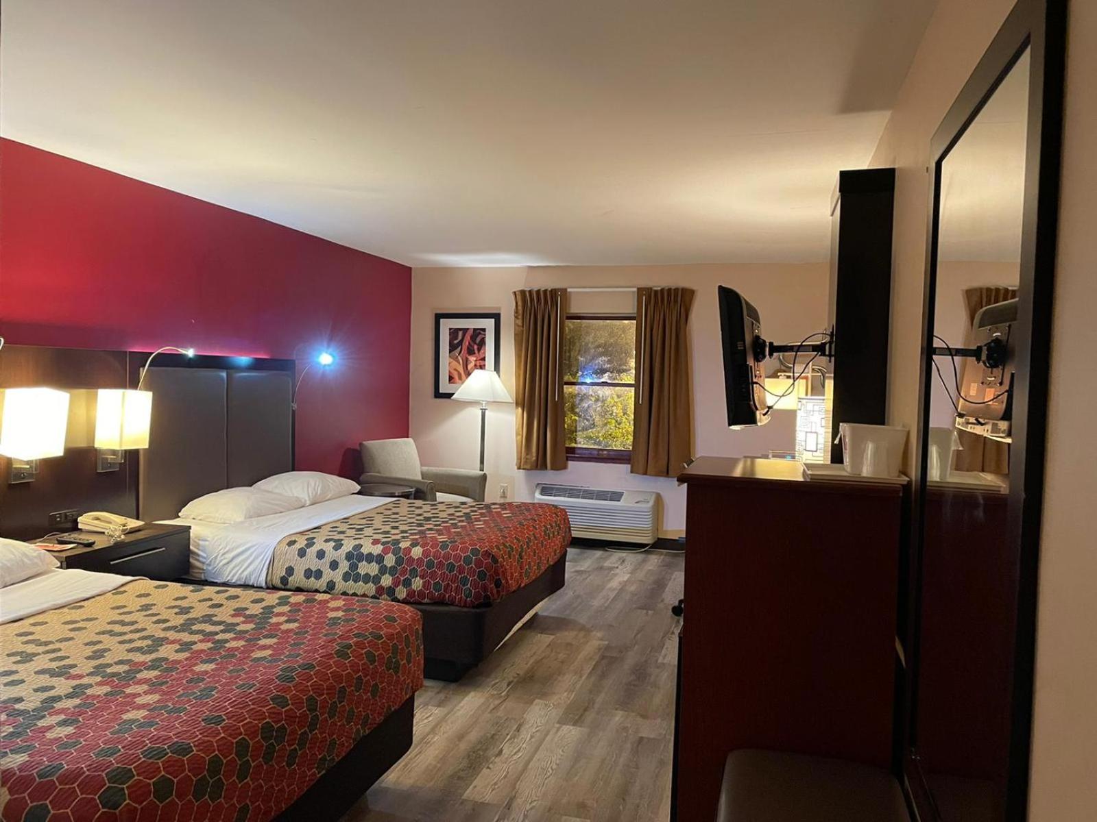 Queen Room With Two Queen Beds - Non-Smoking - Photo 8