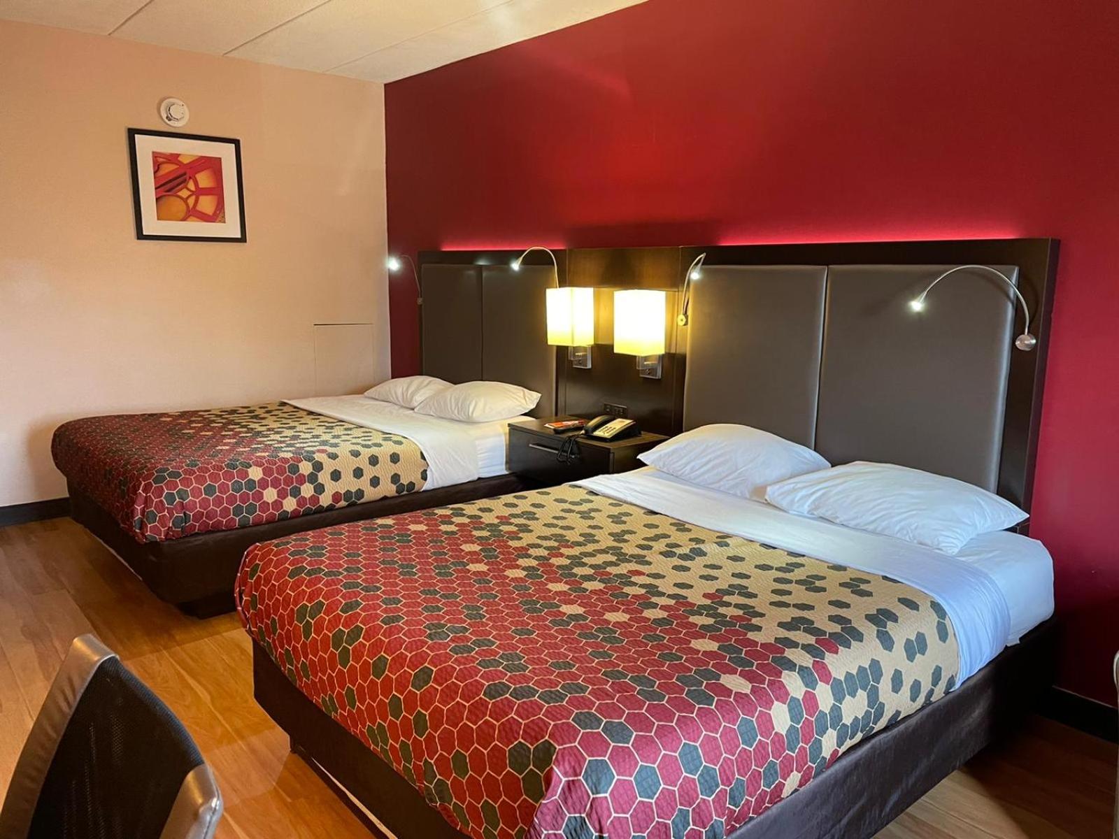 Queen Room With Two Queen Beds - Non-Smoking - Photo 9