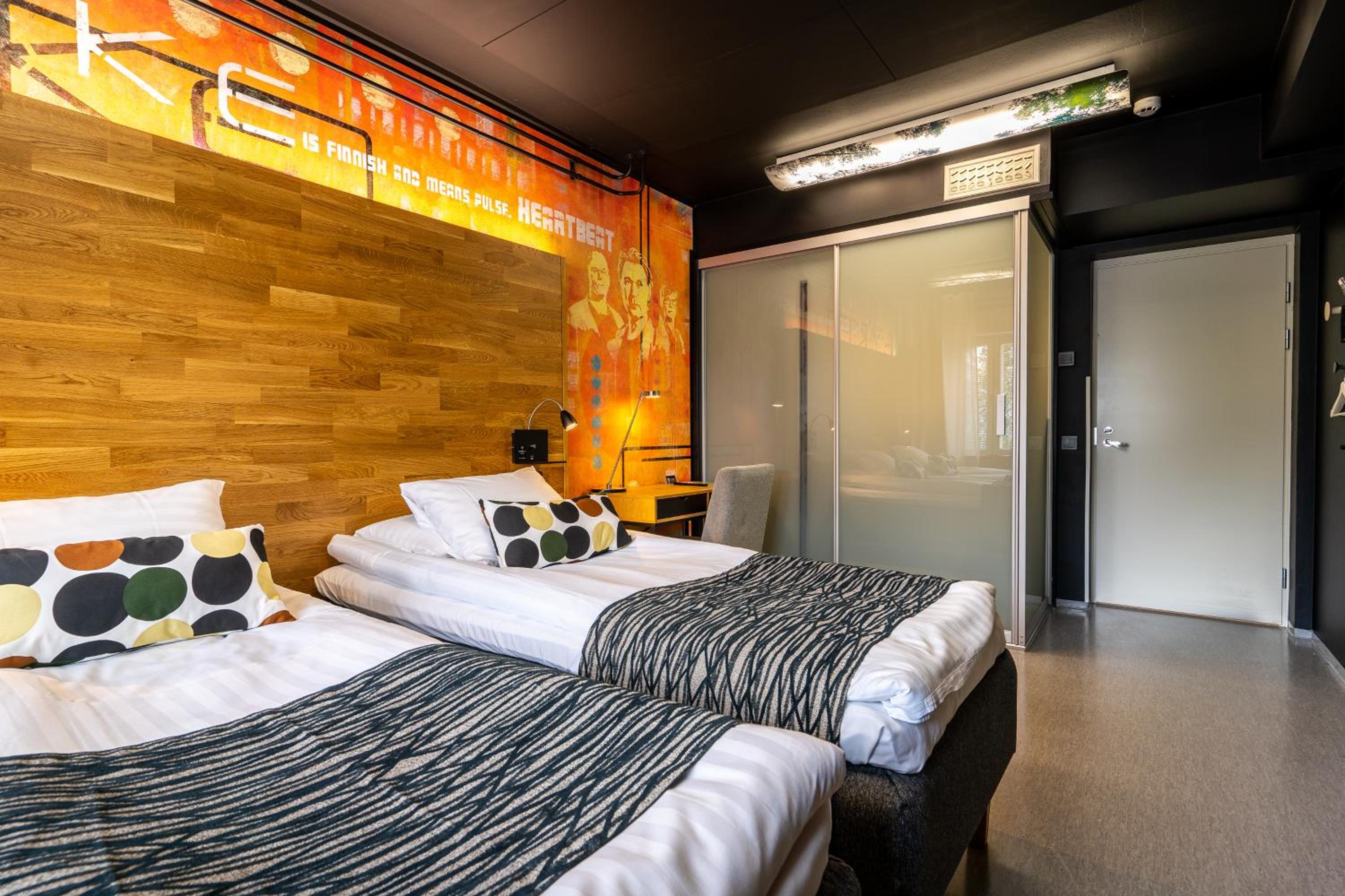 Twin Room with Private Bathroom - Photo 7