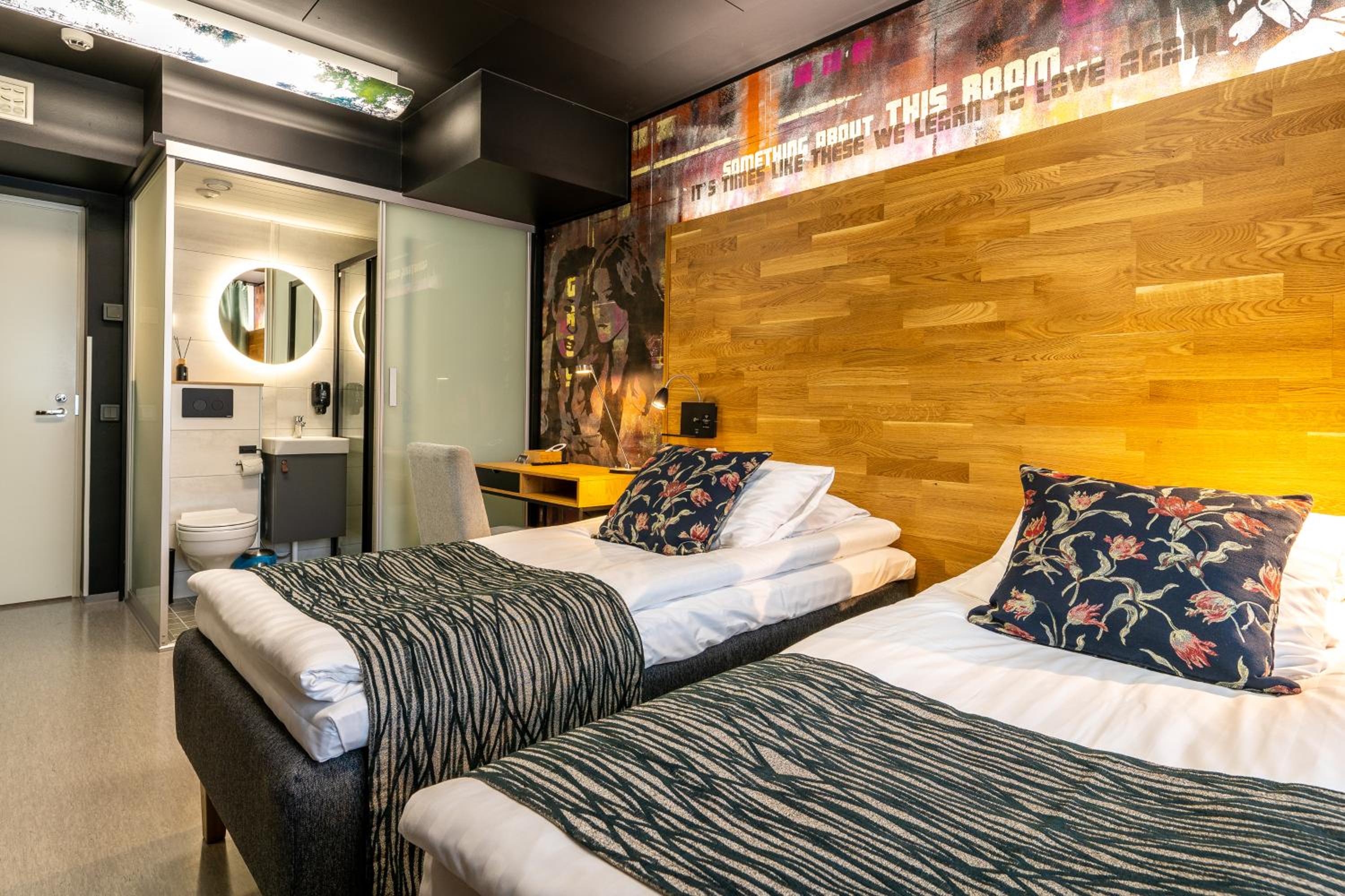 Twin Room with Private Bathroom - Photo 9
