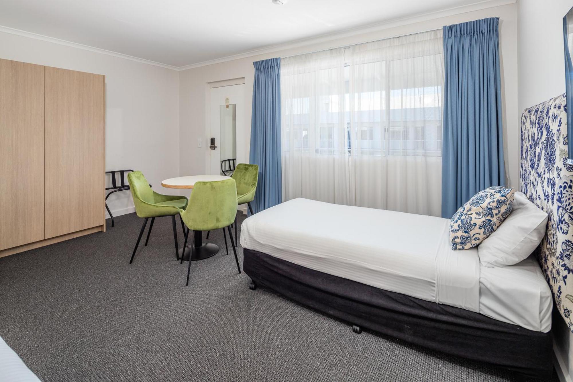 Twin Room - Photo 2