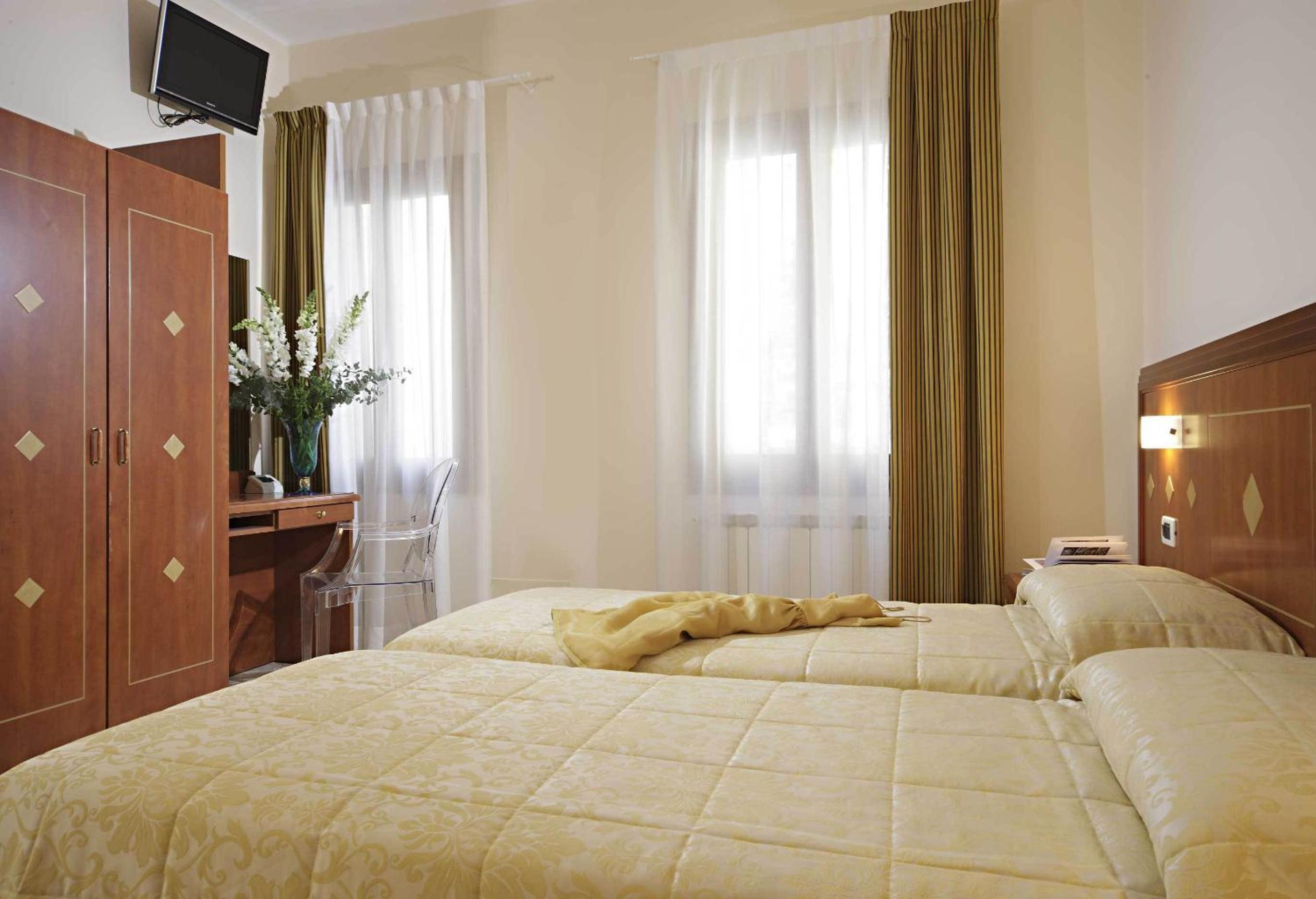 Double or Twin Room photo 3