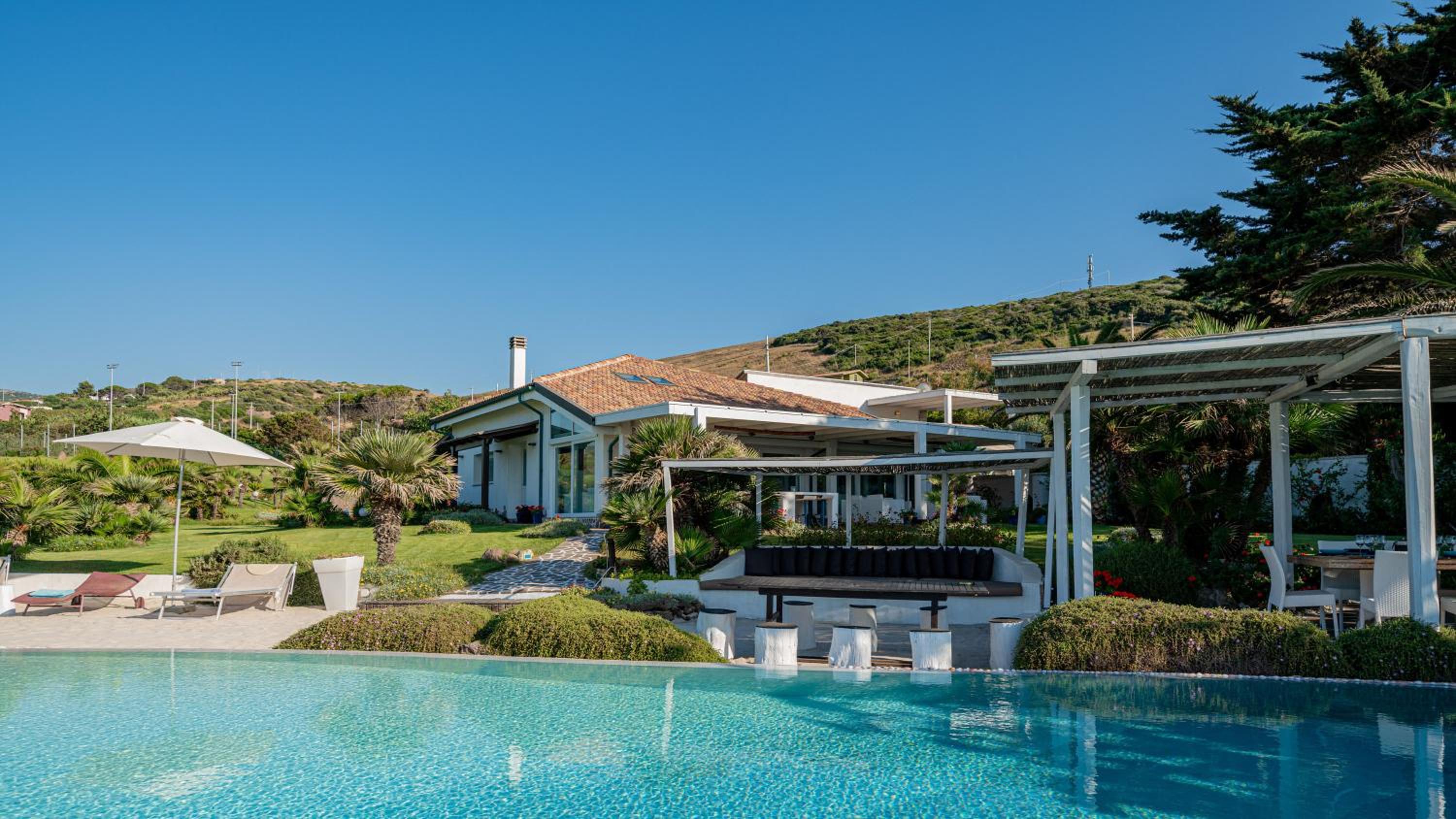Five-Bedroom Villa photo 2