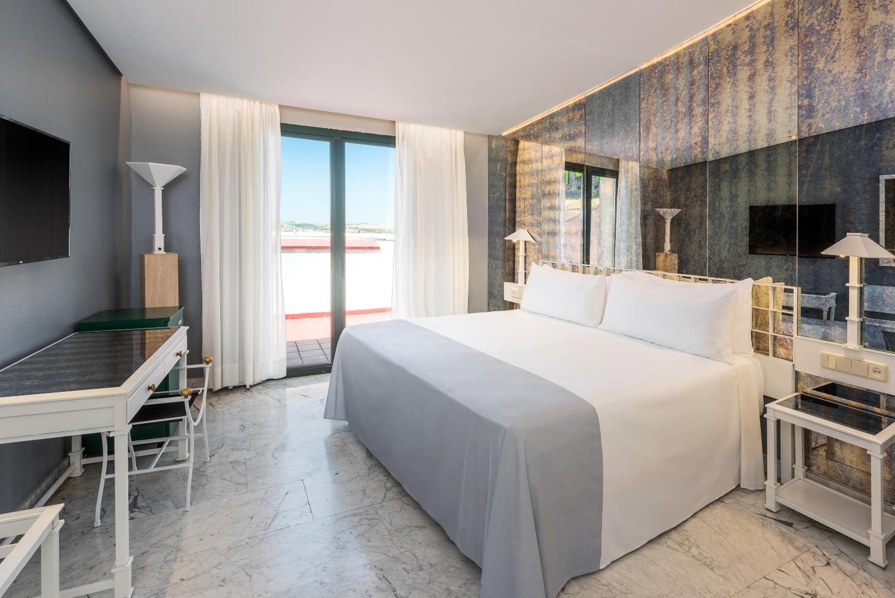 Superior King Room - Photo 2