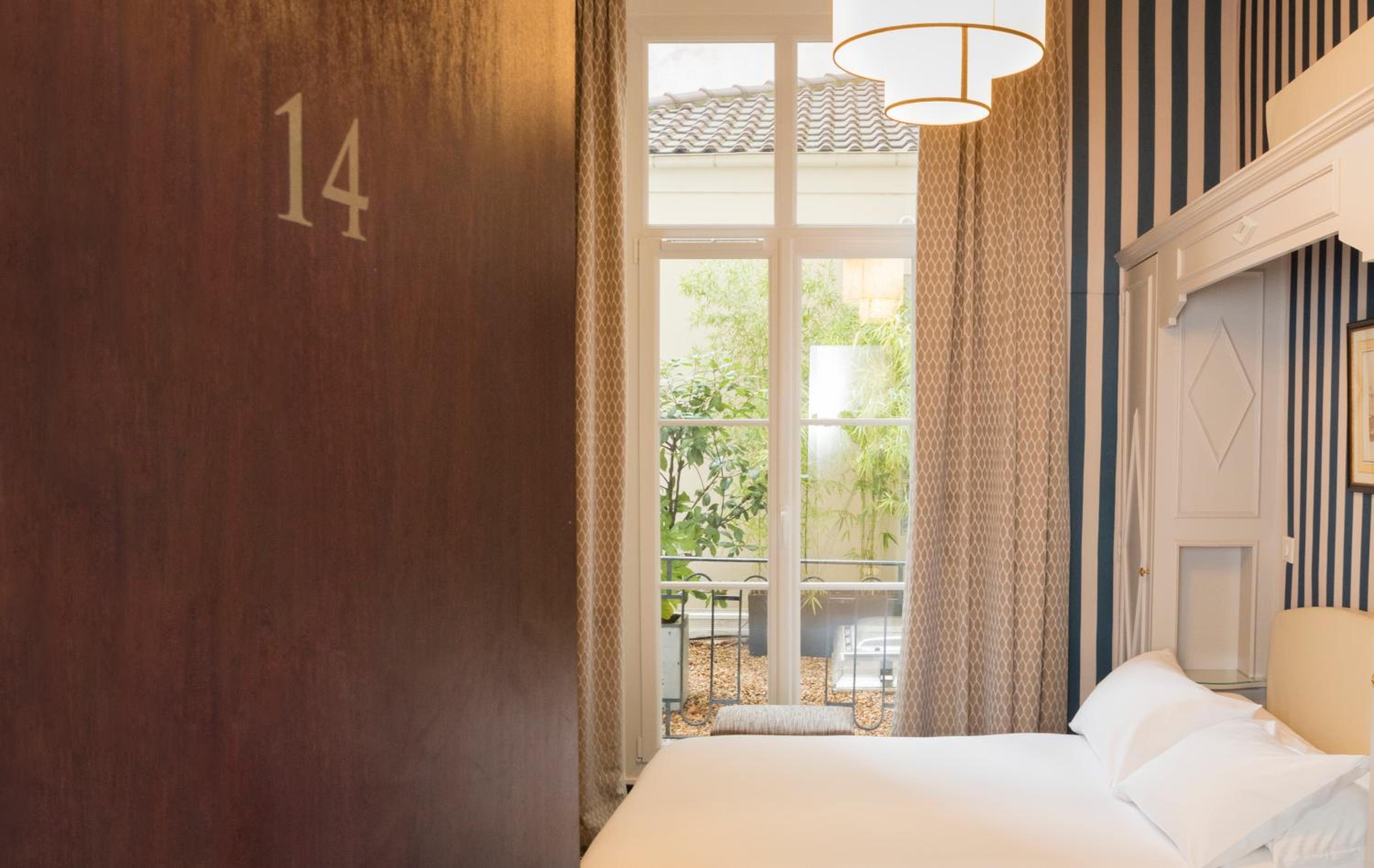 Classic Double Room with Bath thumbnail 6