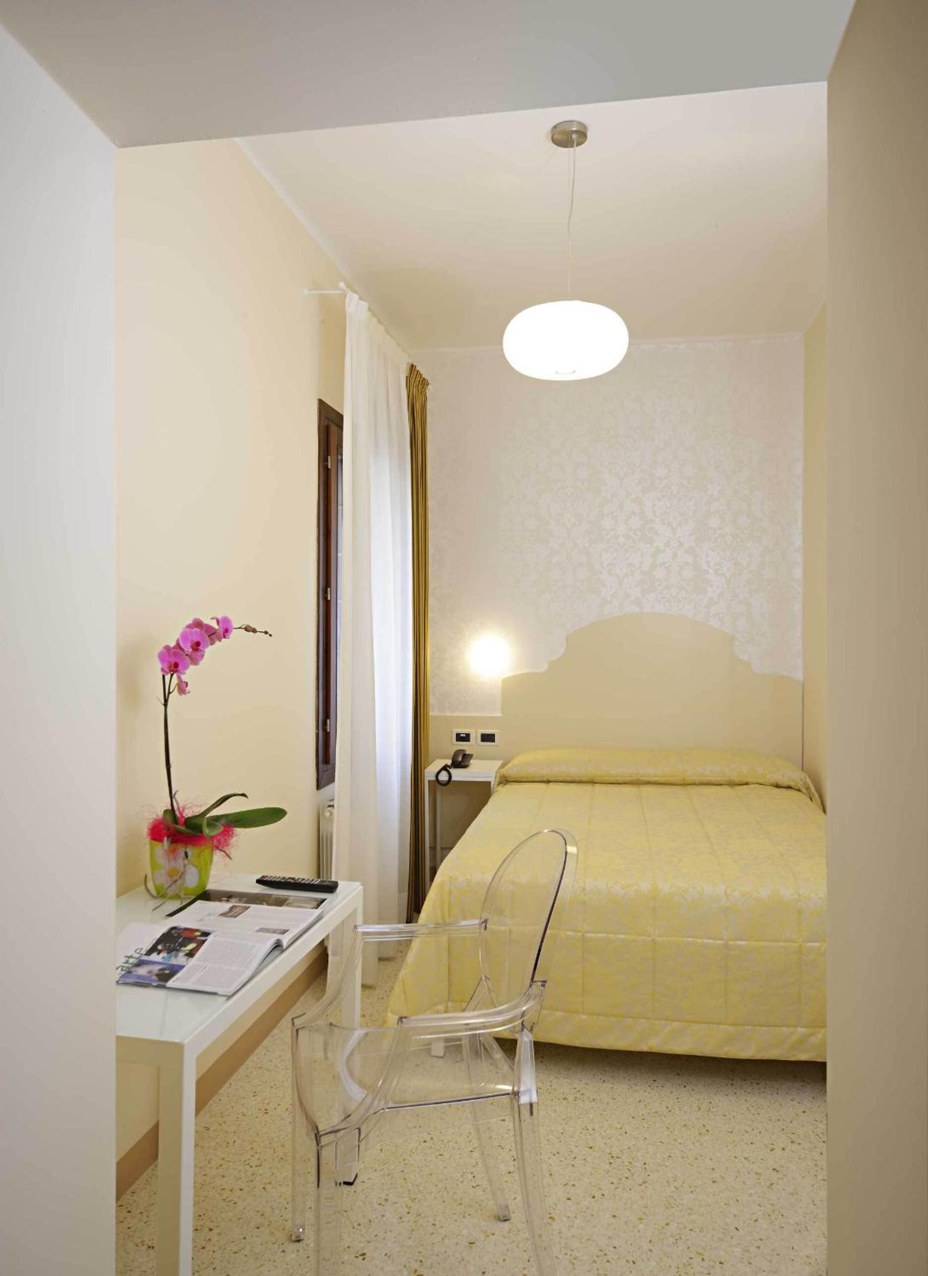 Single Room photo 2