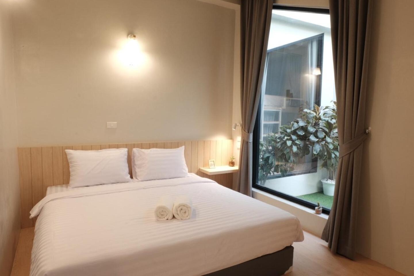Queen Room with Shared Bathroom photo 1
