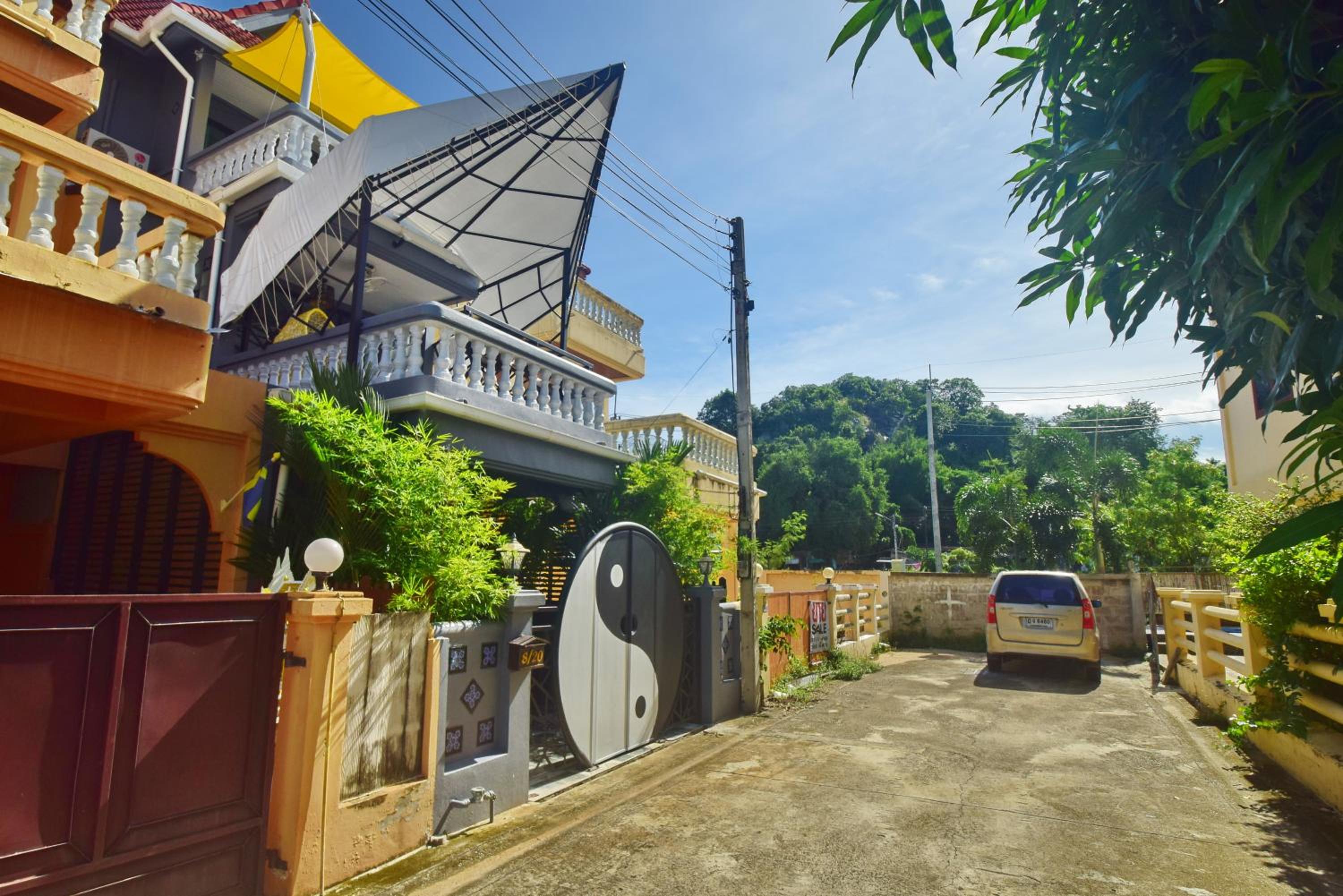 Three-Bedroom Townhouse - Photo 9