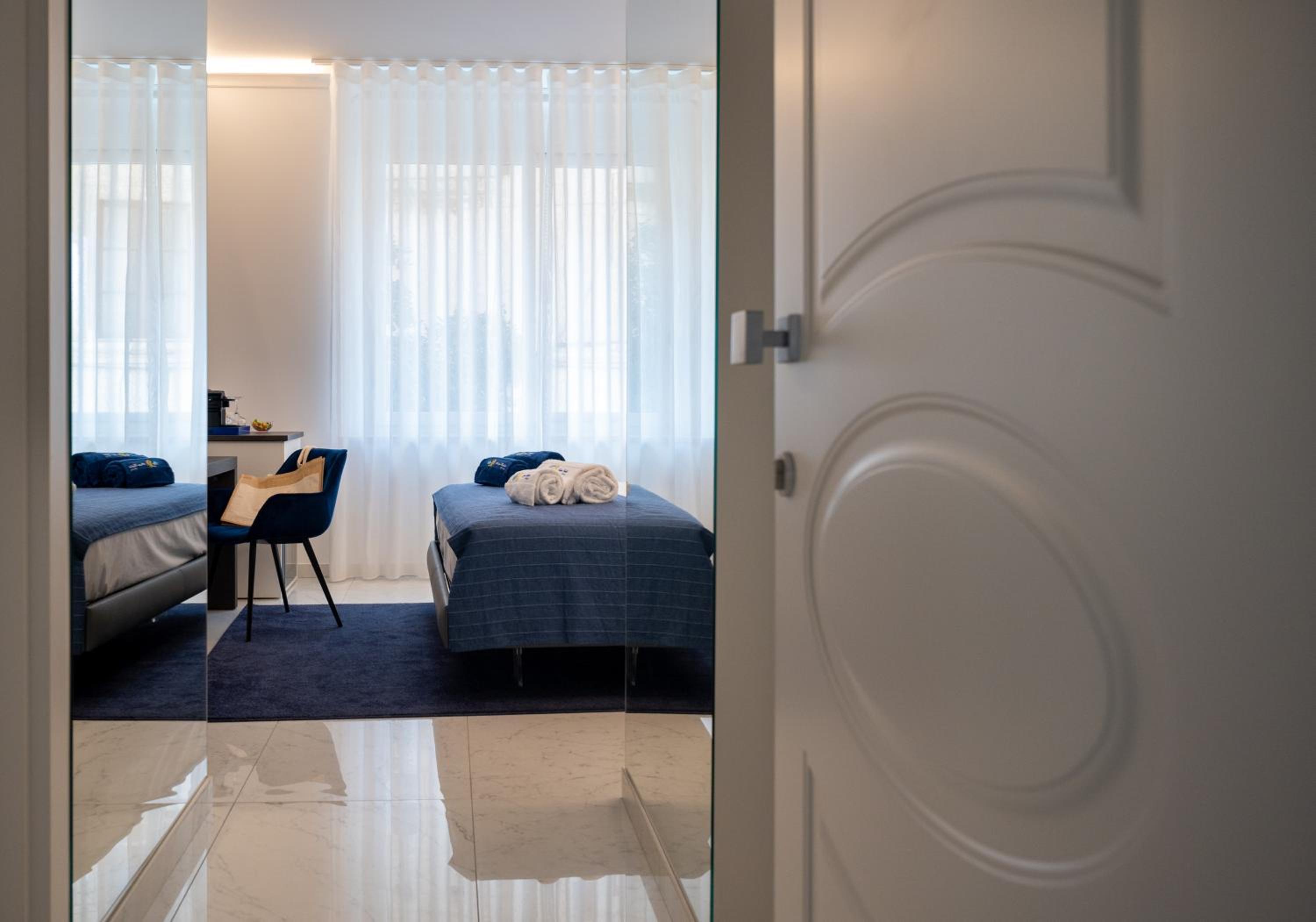 Deluxe King Room - Photo 12