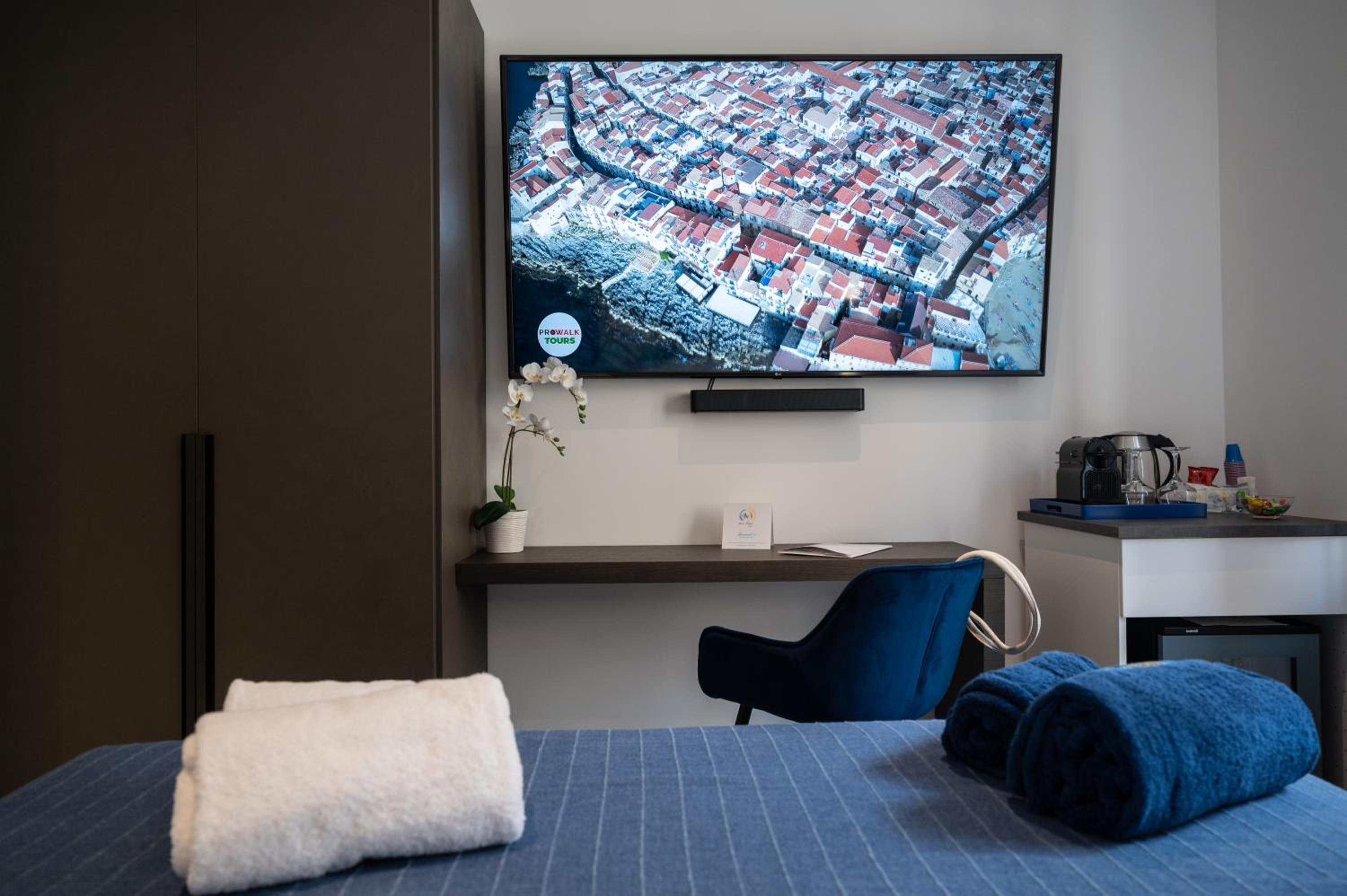 Deluxe King Room - Photo 10