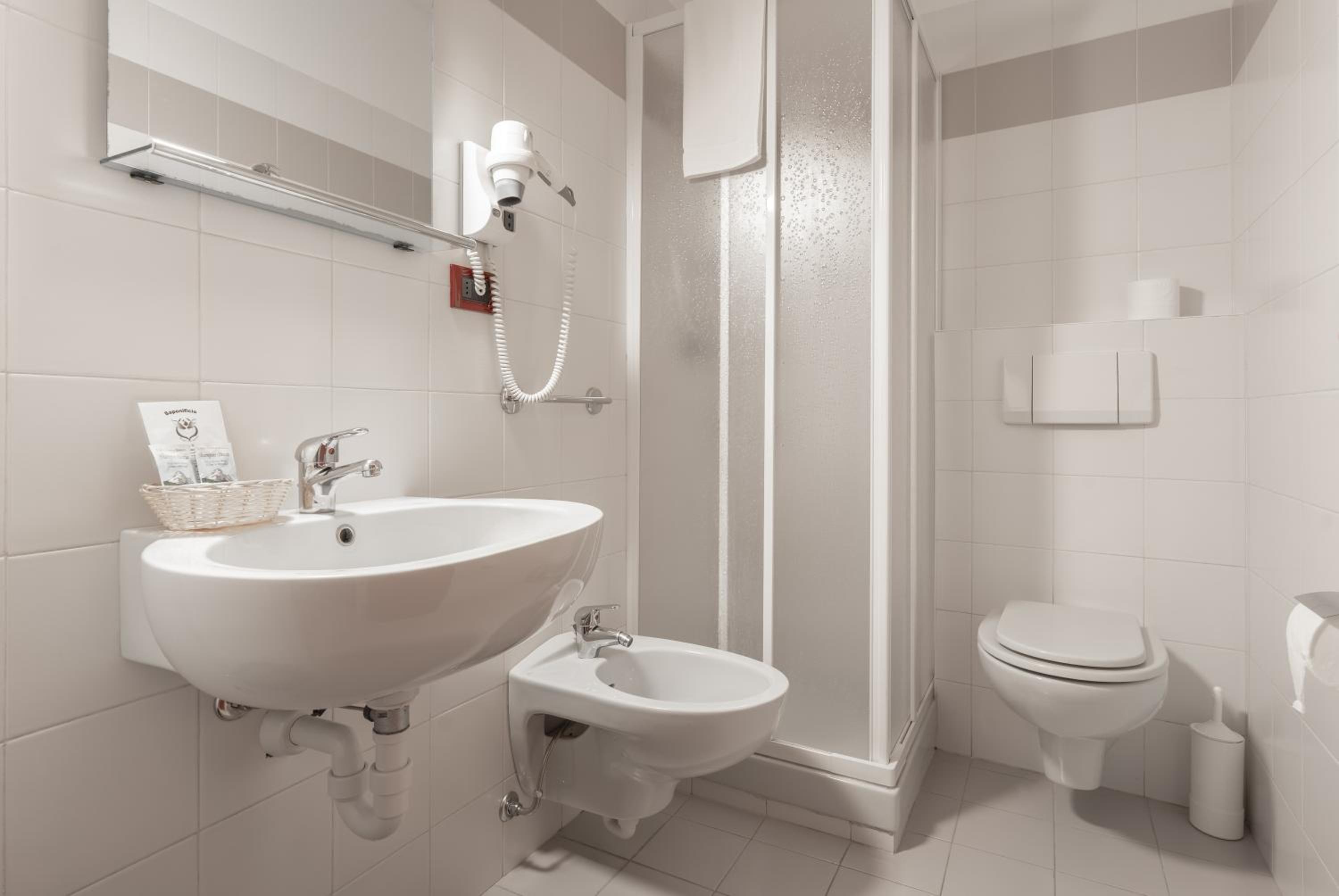 Twin Room - Photo 8