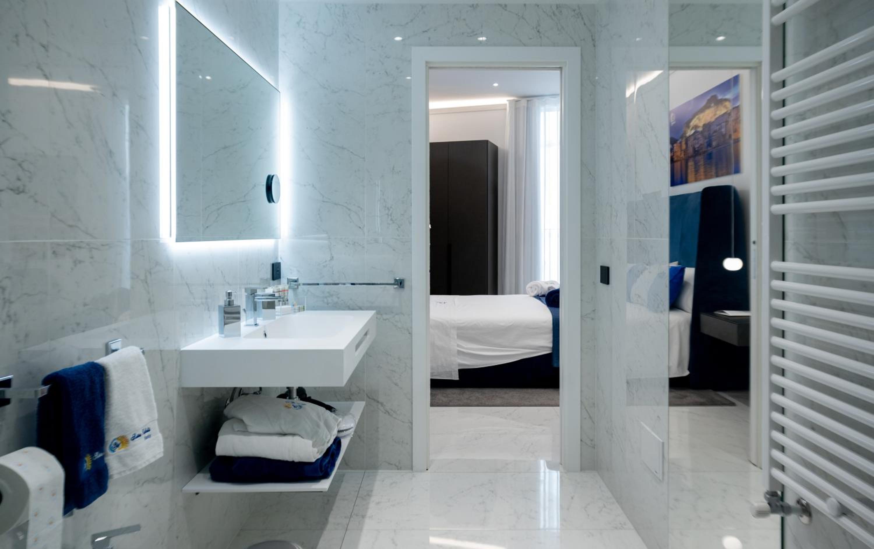 Family Suite with Balcony - Photo 16