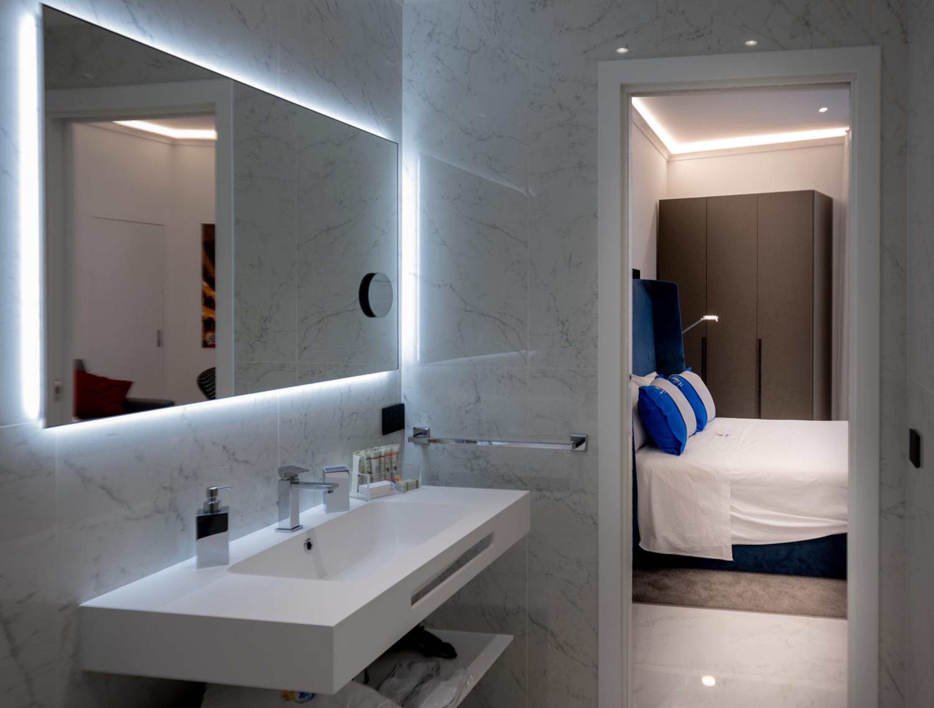 Family Suite with Balcony - Photo 17