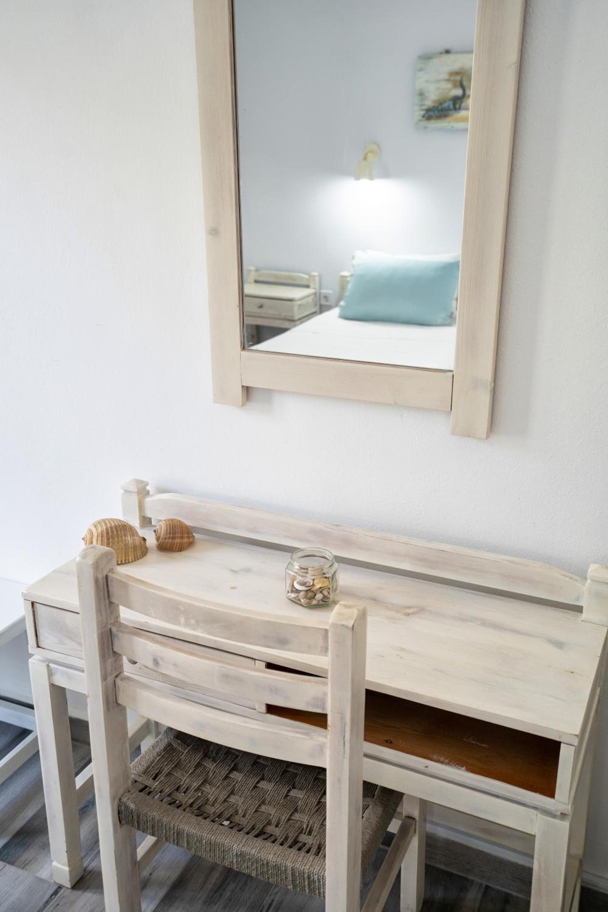Budget Triple Room with Street view | No Balcony photo 2