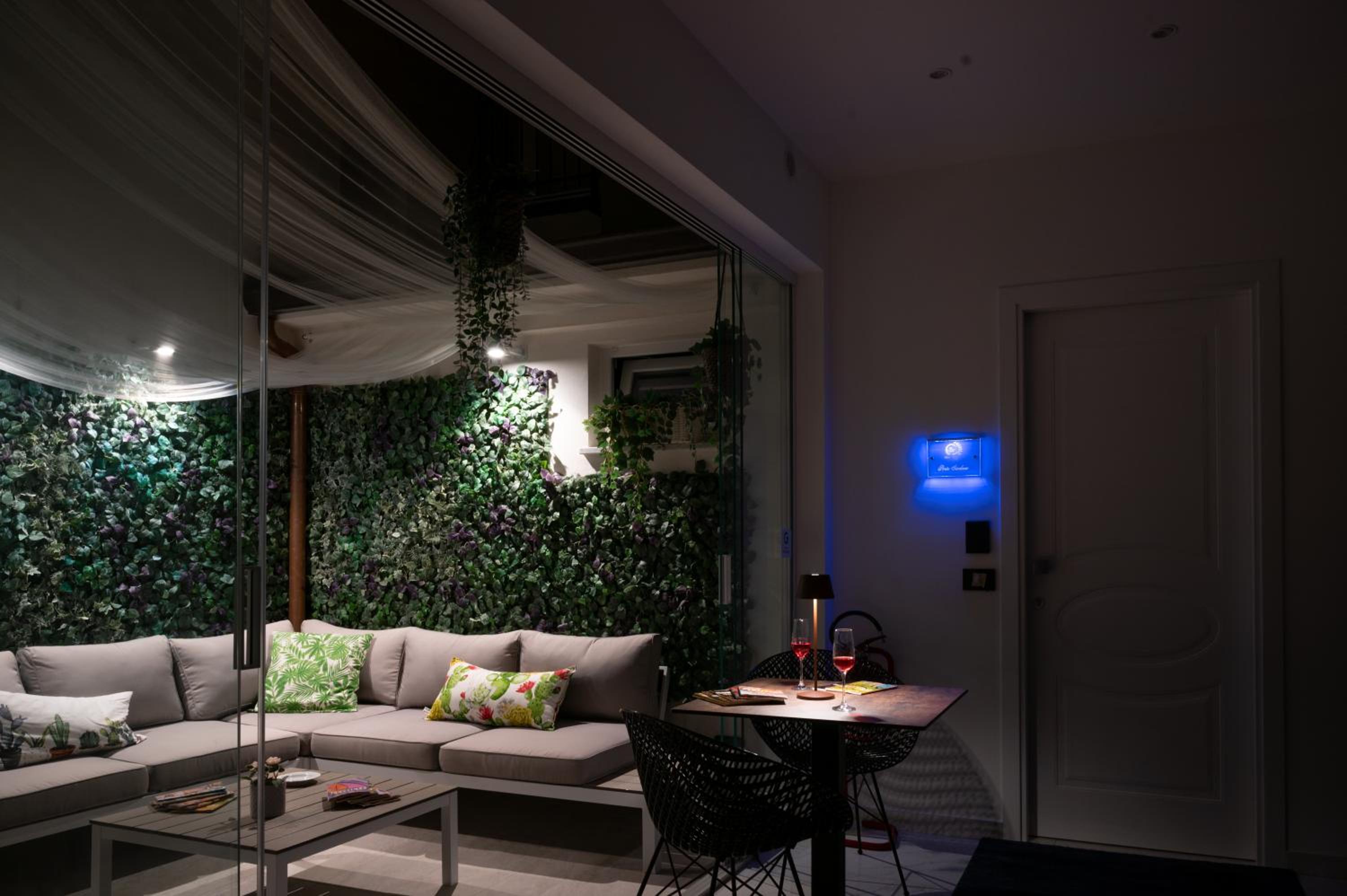 Deluxe King Room - Photo 23