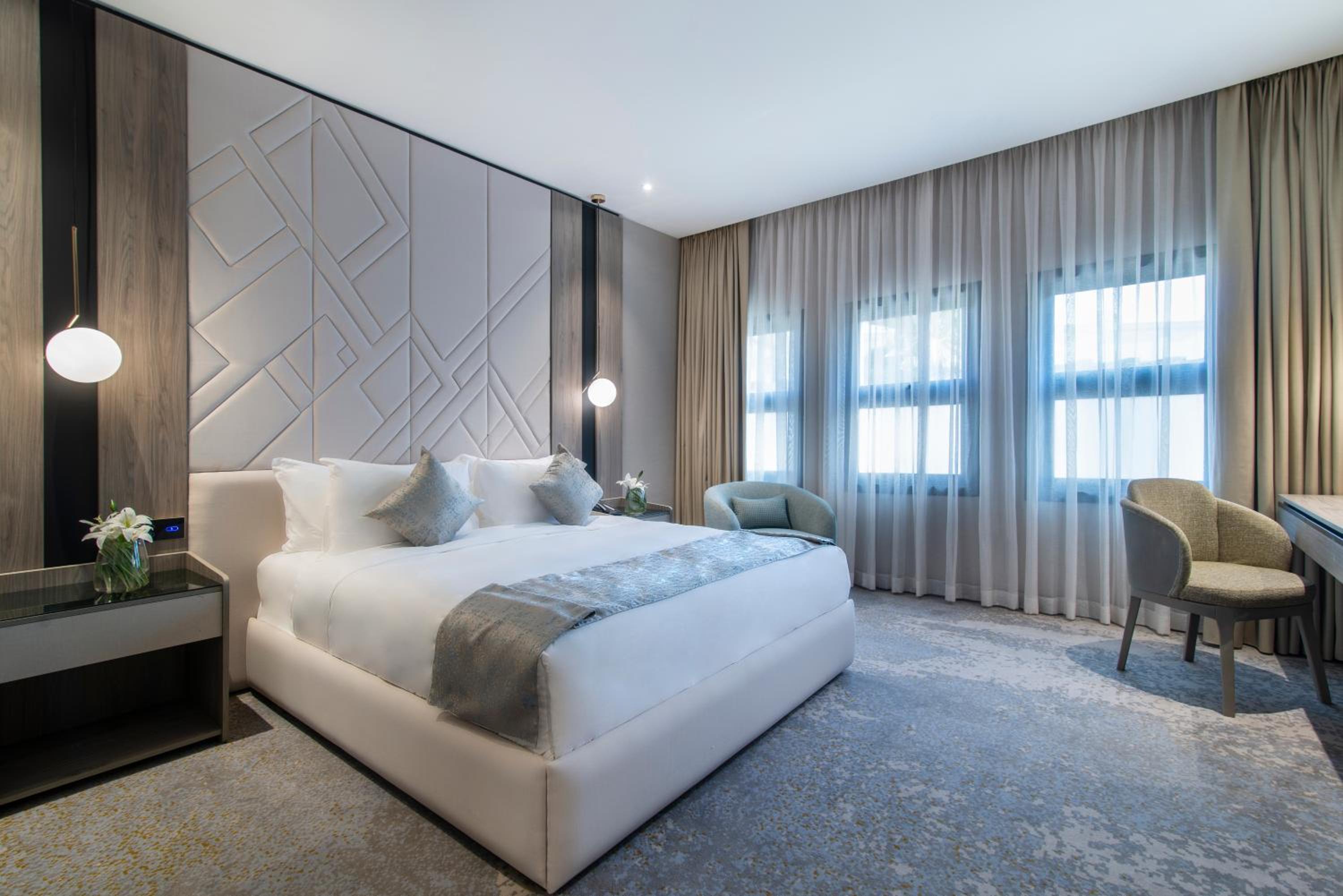 Deluxe King Room - Photo 7