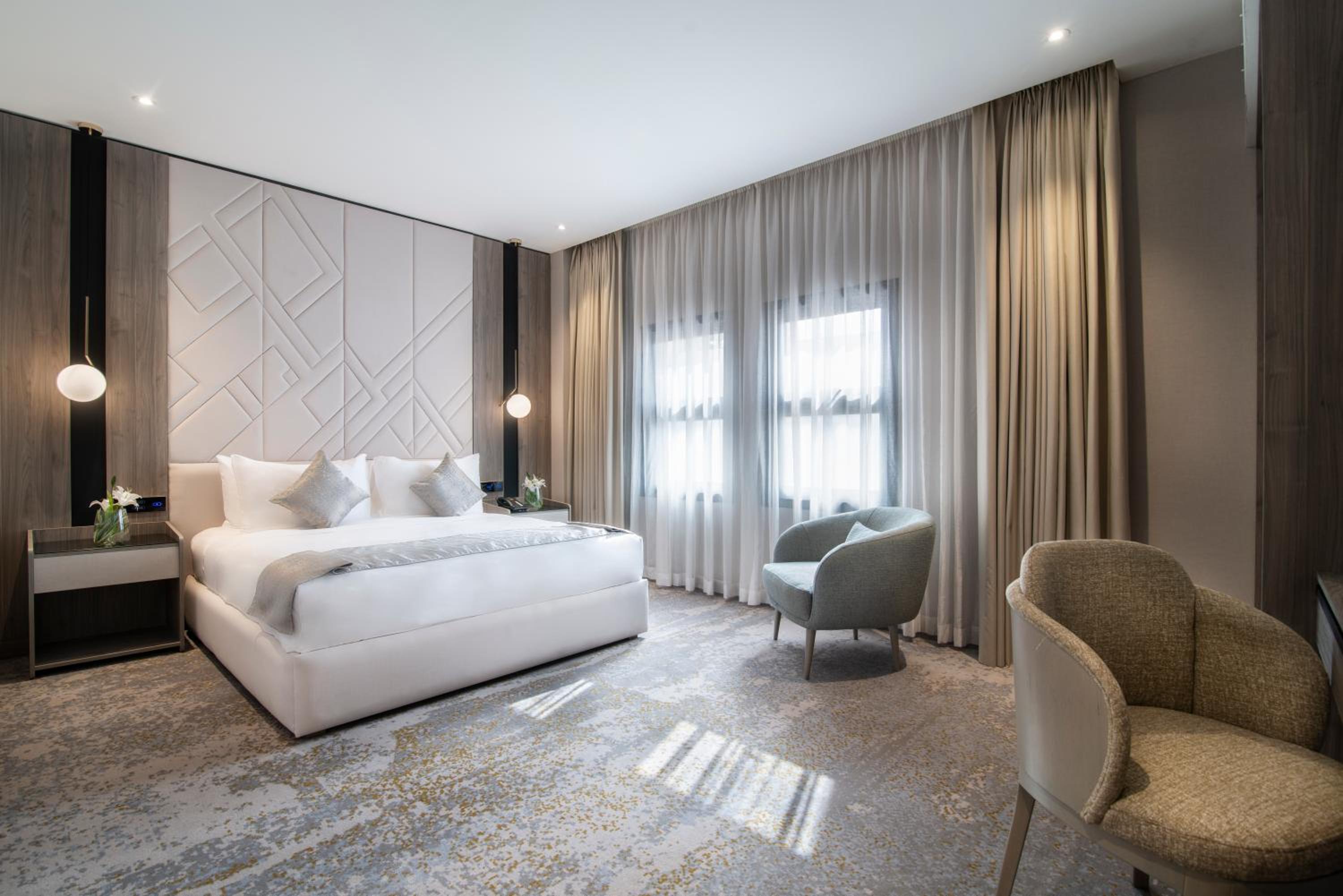 Deluxe King Room - Photo 4