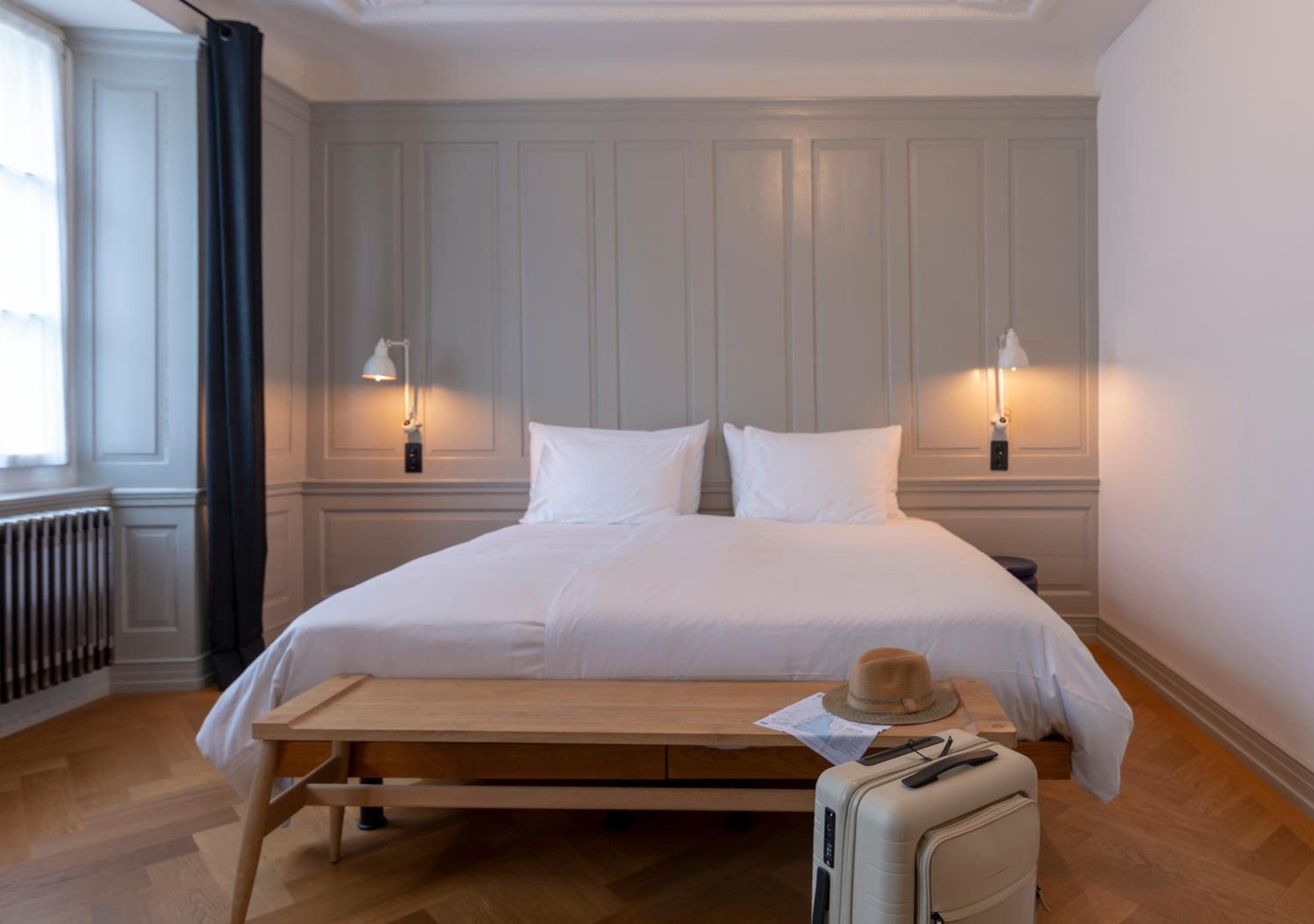 Large Double Room thumbnail 5