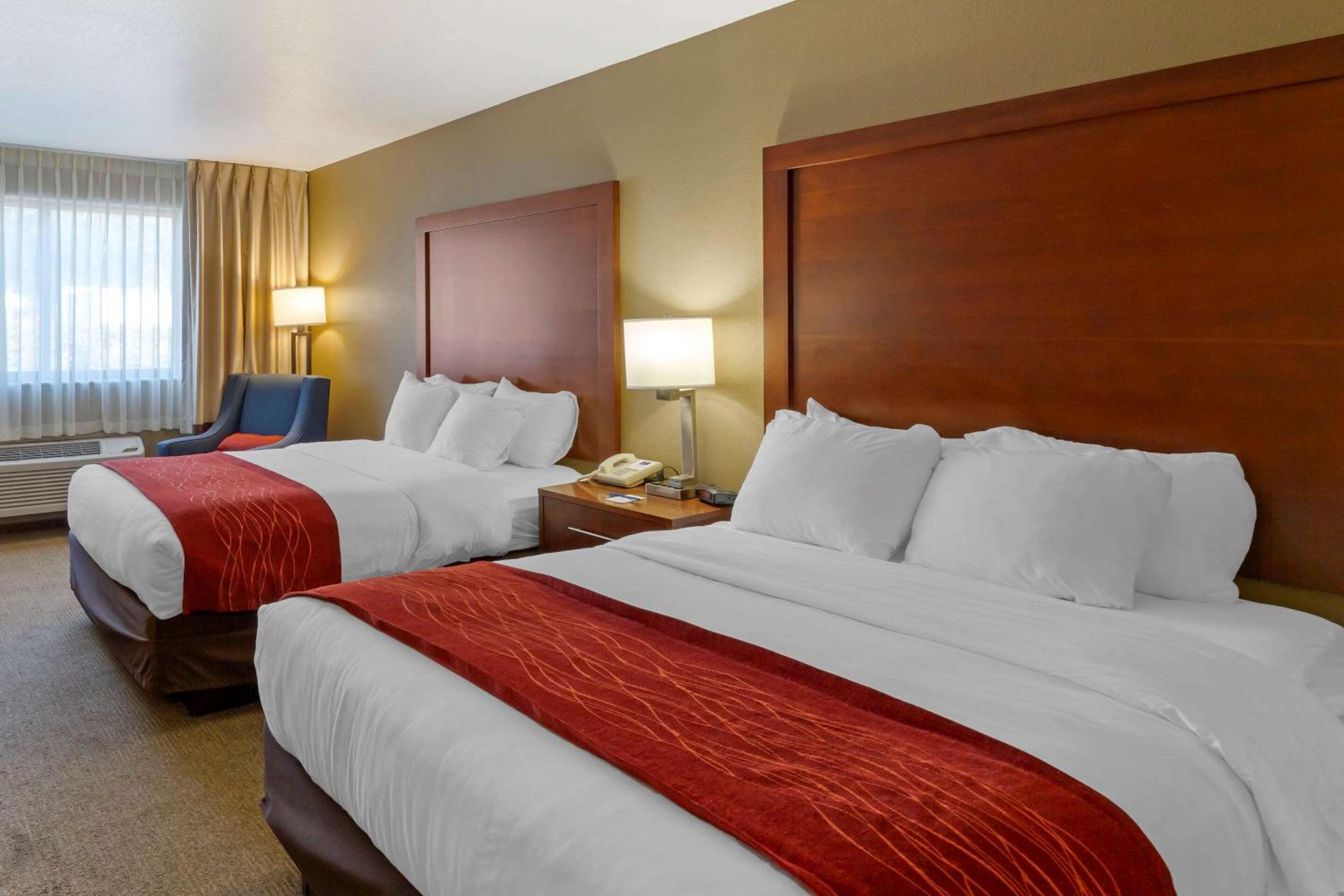 Double Room With Two Double Beds - Accessible/Non-Smoking photo 2